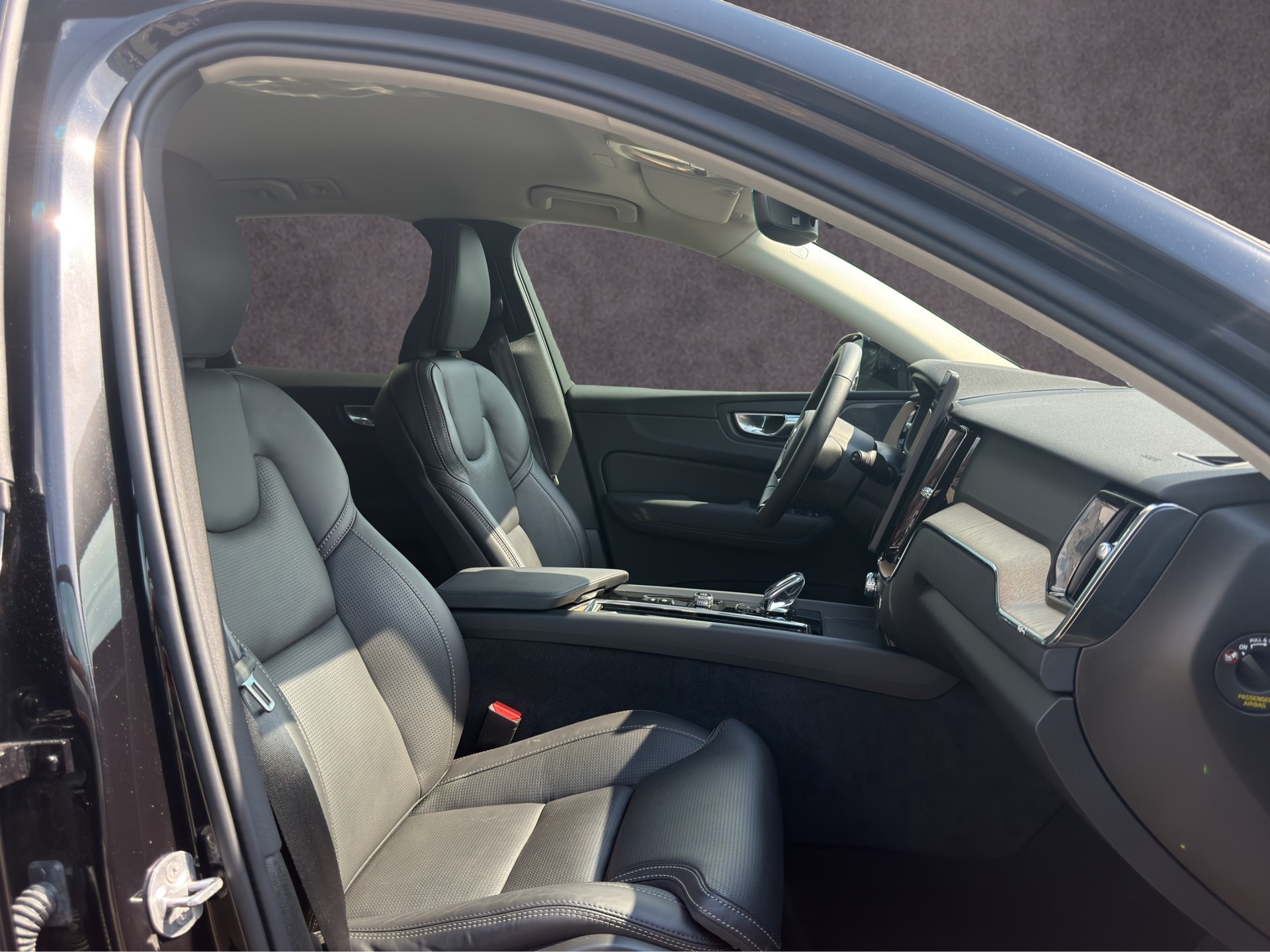 VOLVO XC60 2.0 B5 MH Plus Dark AWD-image-15