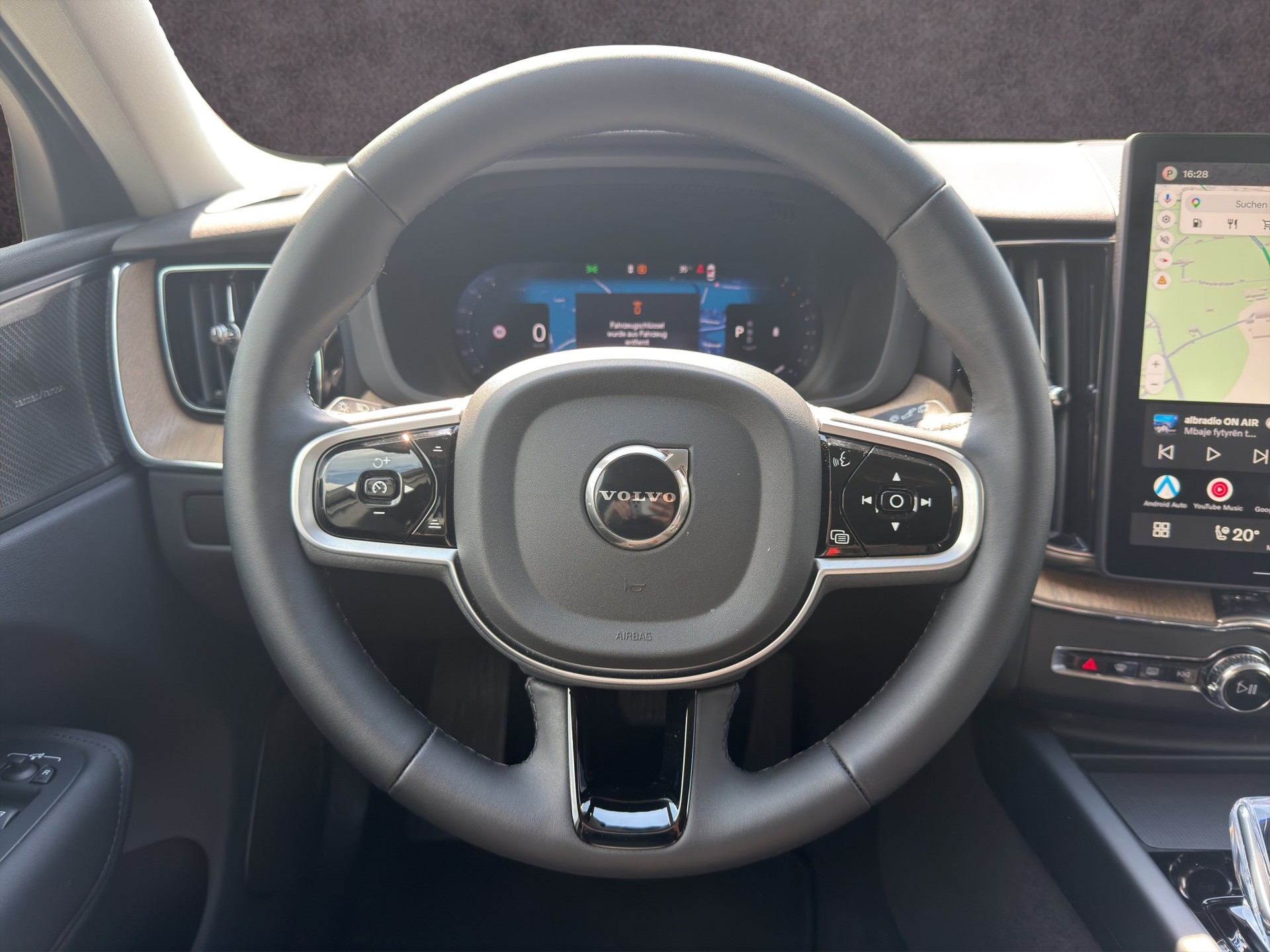VOLVO XC60 2.0 B5 MH Plus Dark AWD-image-12