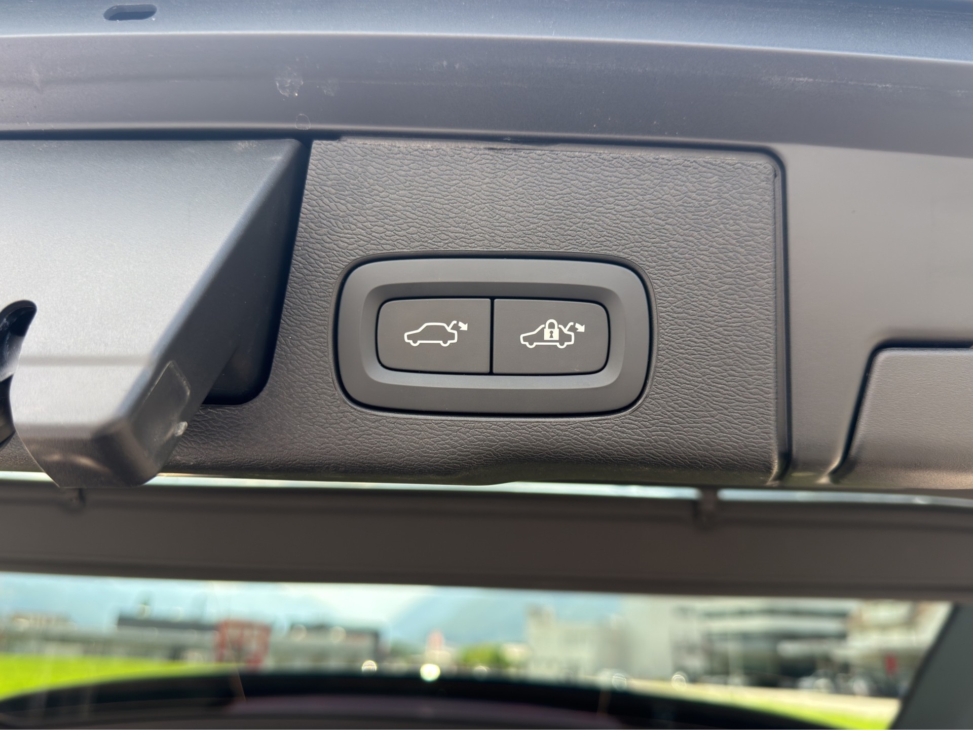 VOLVO XC60 2.0 B5 MH Plus Dark AWD-image-19