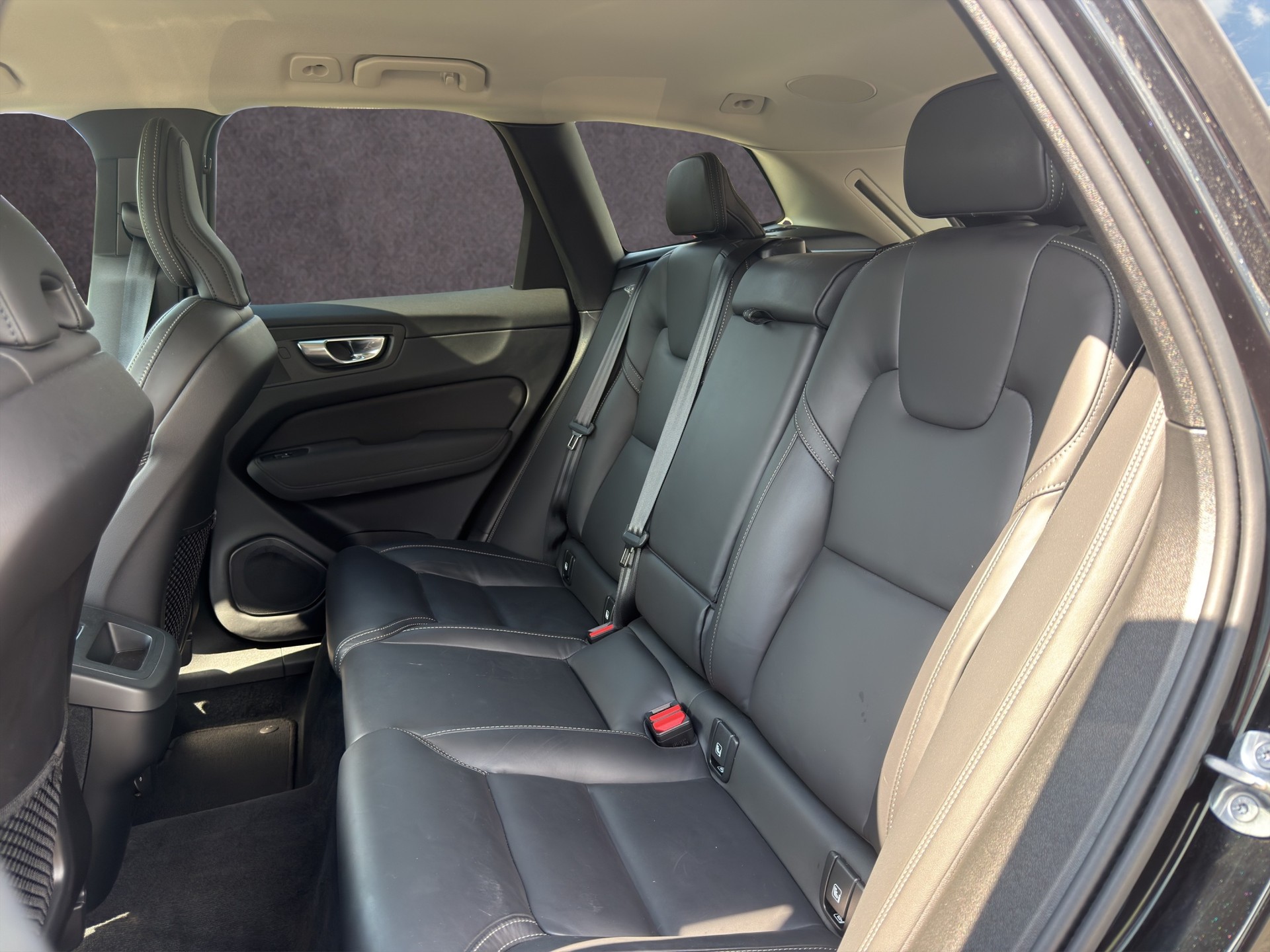 VOLVO XC60 2.0 B5 MH Plus Dark AWD-image-9