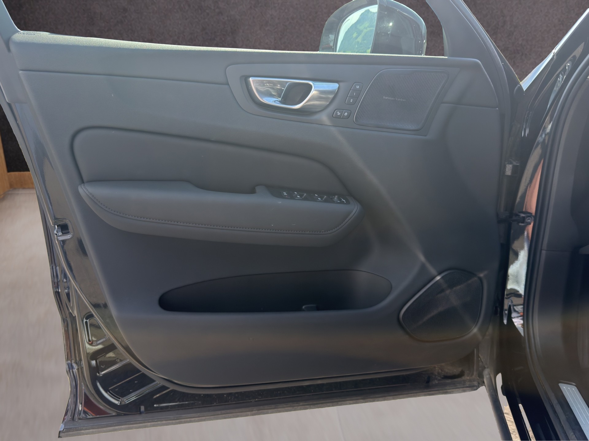 VOLVO XC60 2.0 B5 MH Plus Dark AWD-image-10