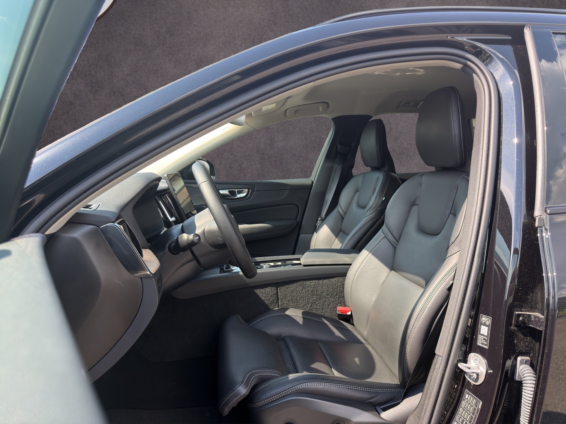 VOLVO XC60 2.0 B5 MH Plus Dark AWD-image-8