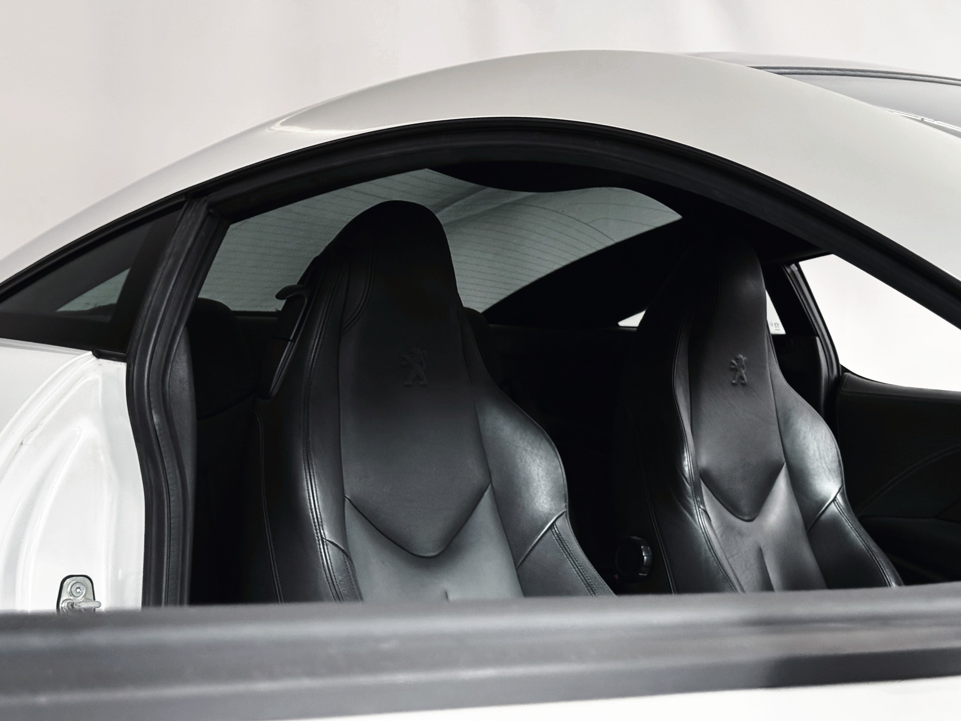 PEUGEOT RCZ 1.6 Turbo-image-16