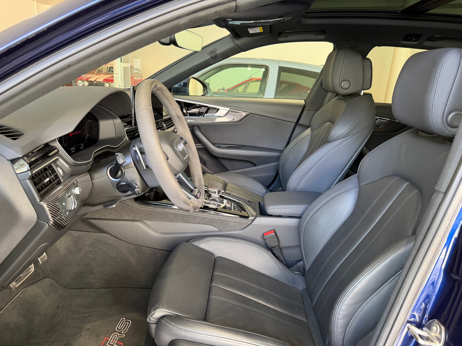 AUDI RS4 Avant quattro tiptronic-image-5