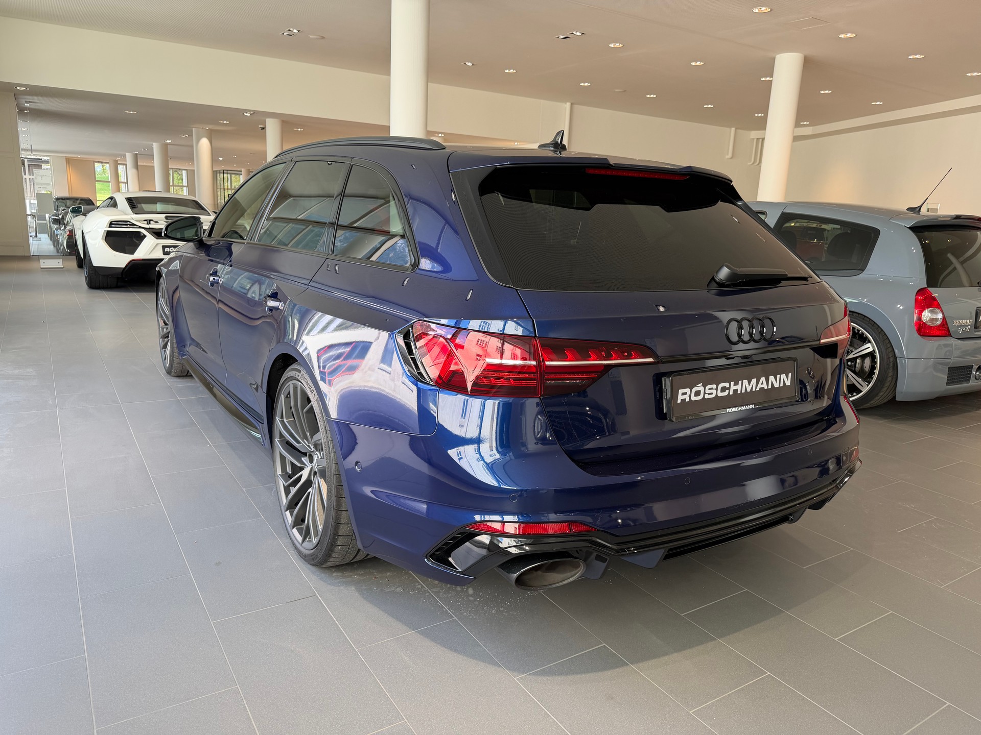 AUDI RS4 Avant quattro tiptronic-image-4