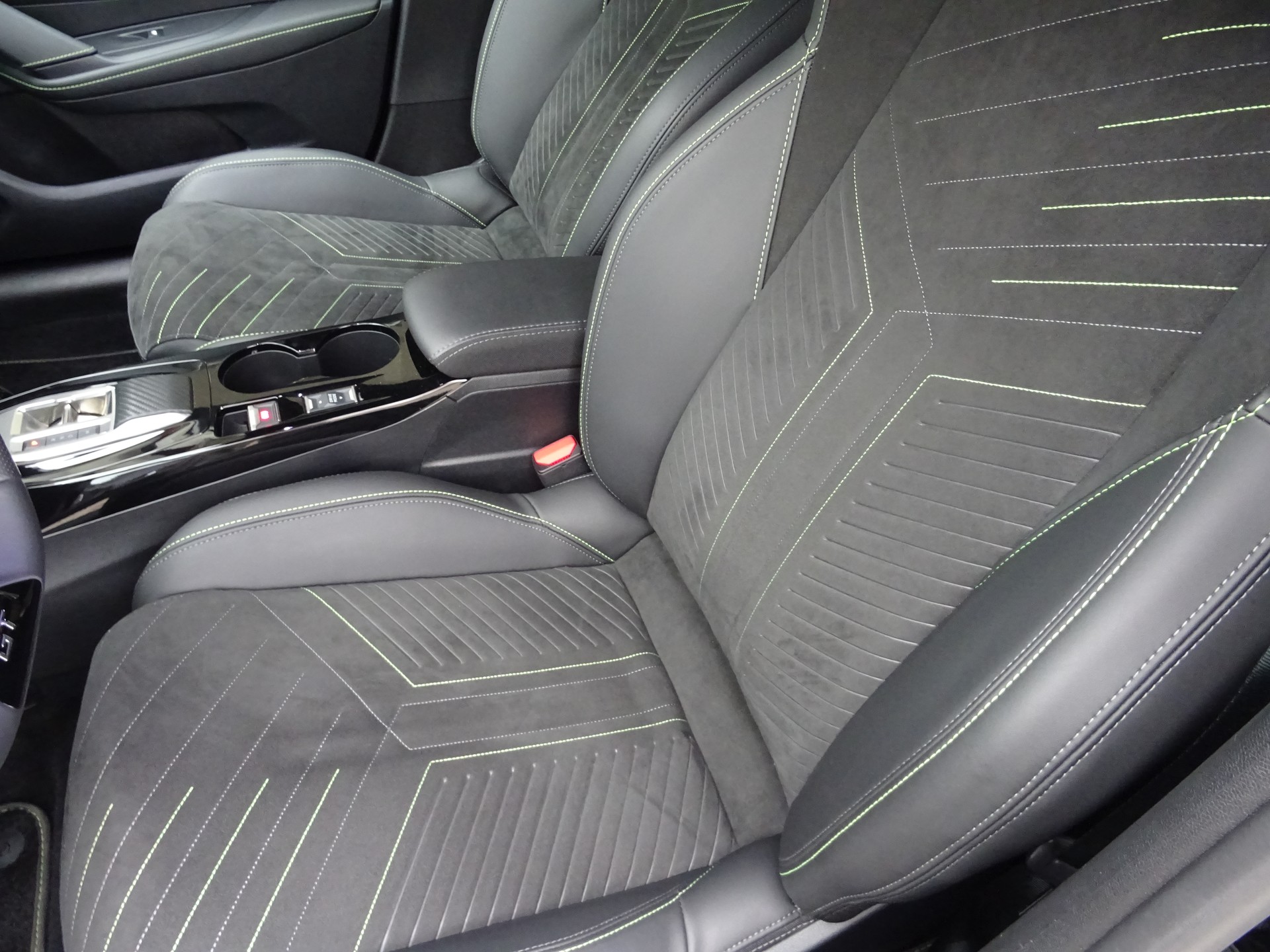 PEUGEOT 208 1.2 MHEV 145 GT-image-10