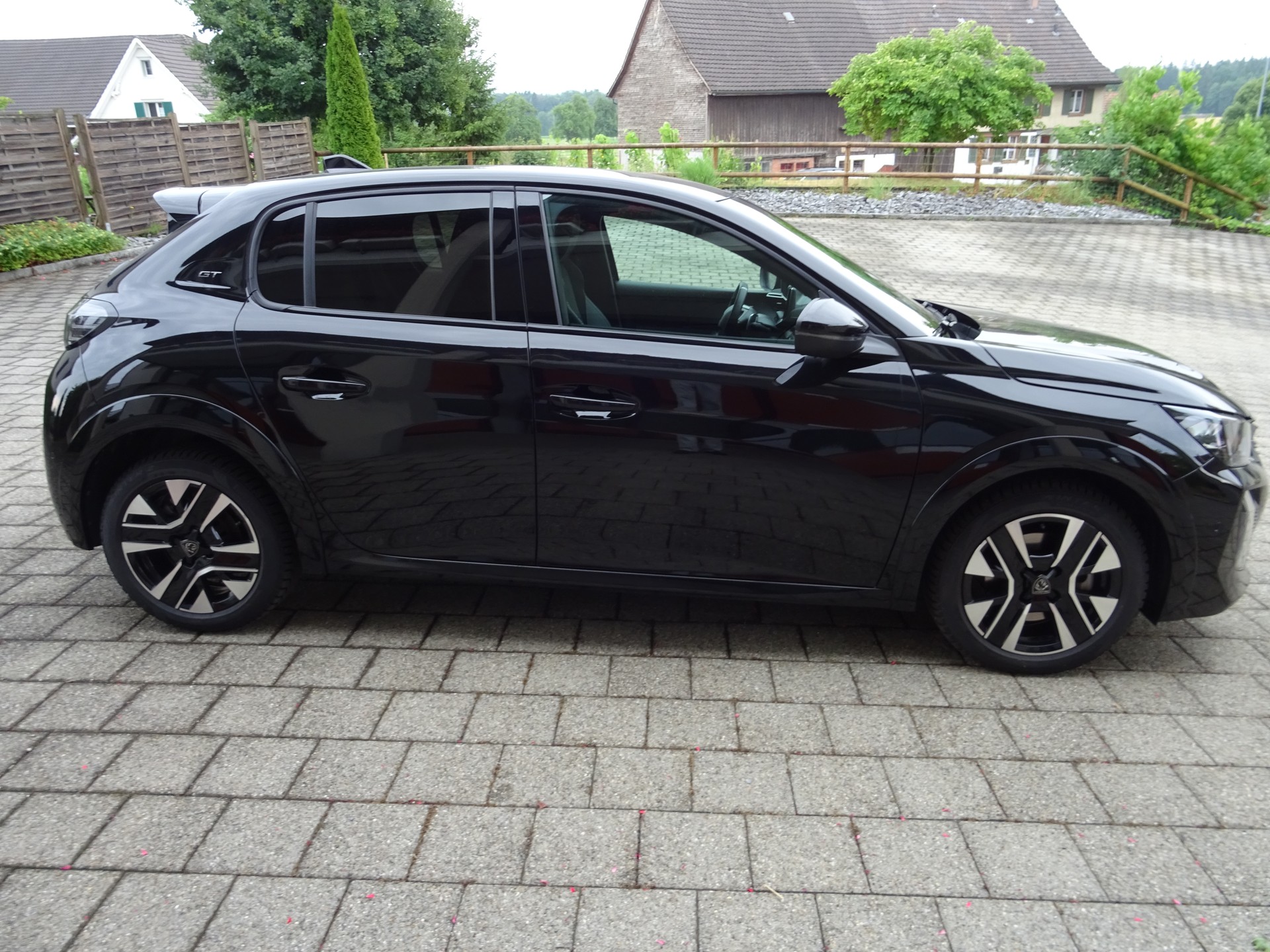 PEUGEOT 208 1.2 MHEV 145 GT-image-1