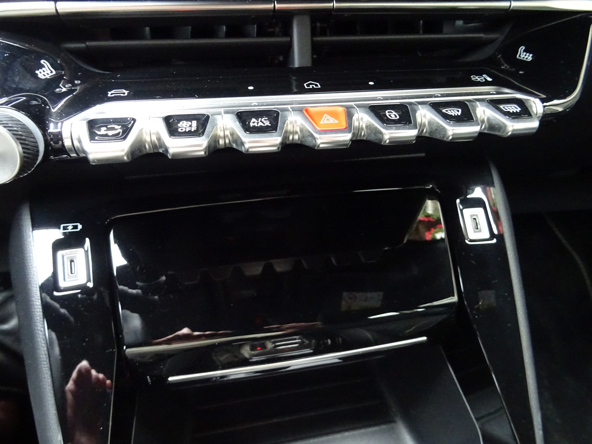 PEUGEOT 208 1.2 MHEV 145 GT-image-13