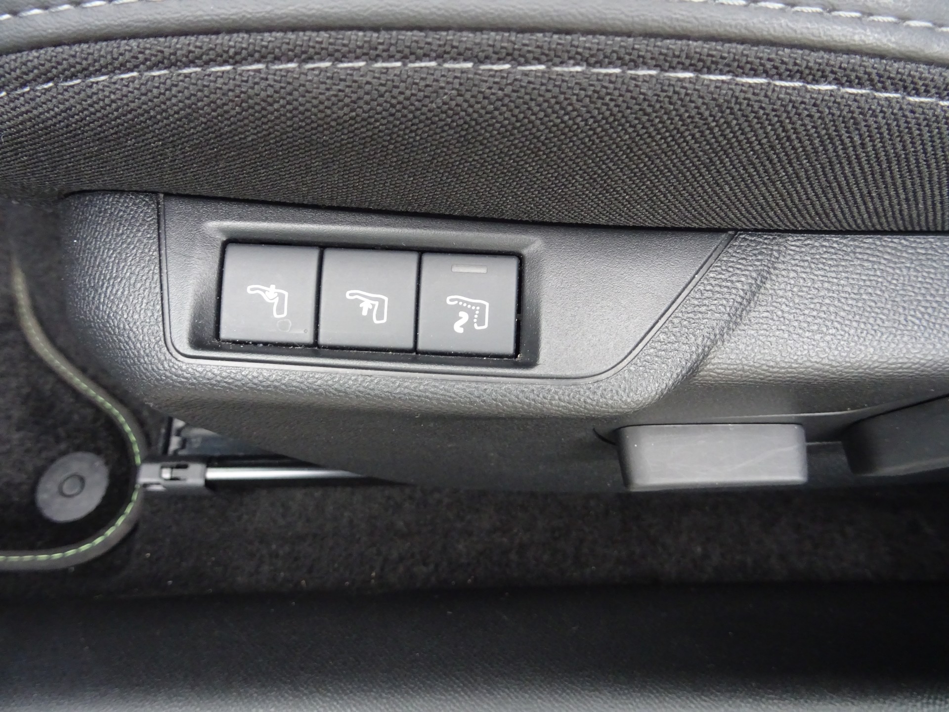 PEUGEOT 208 1.2 MHEV 145 GT-image-8