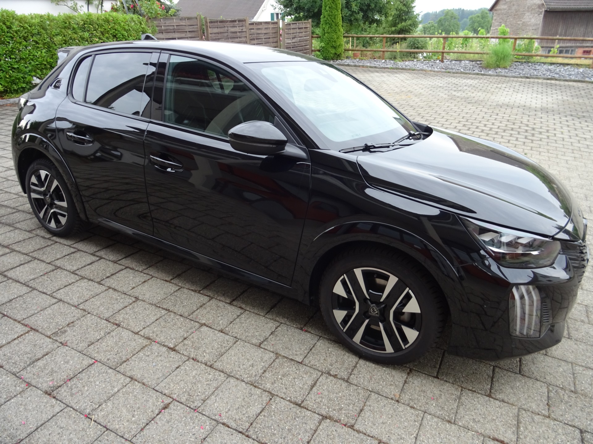PEUGEOT 208 1.2 MHEV 145 GT-image-2