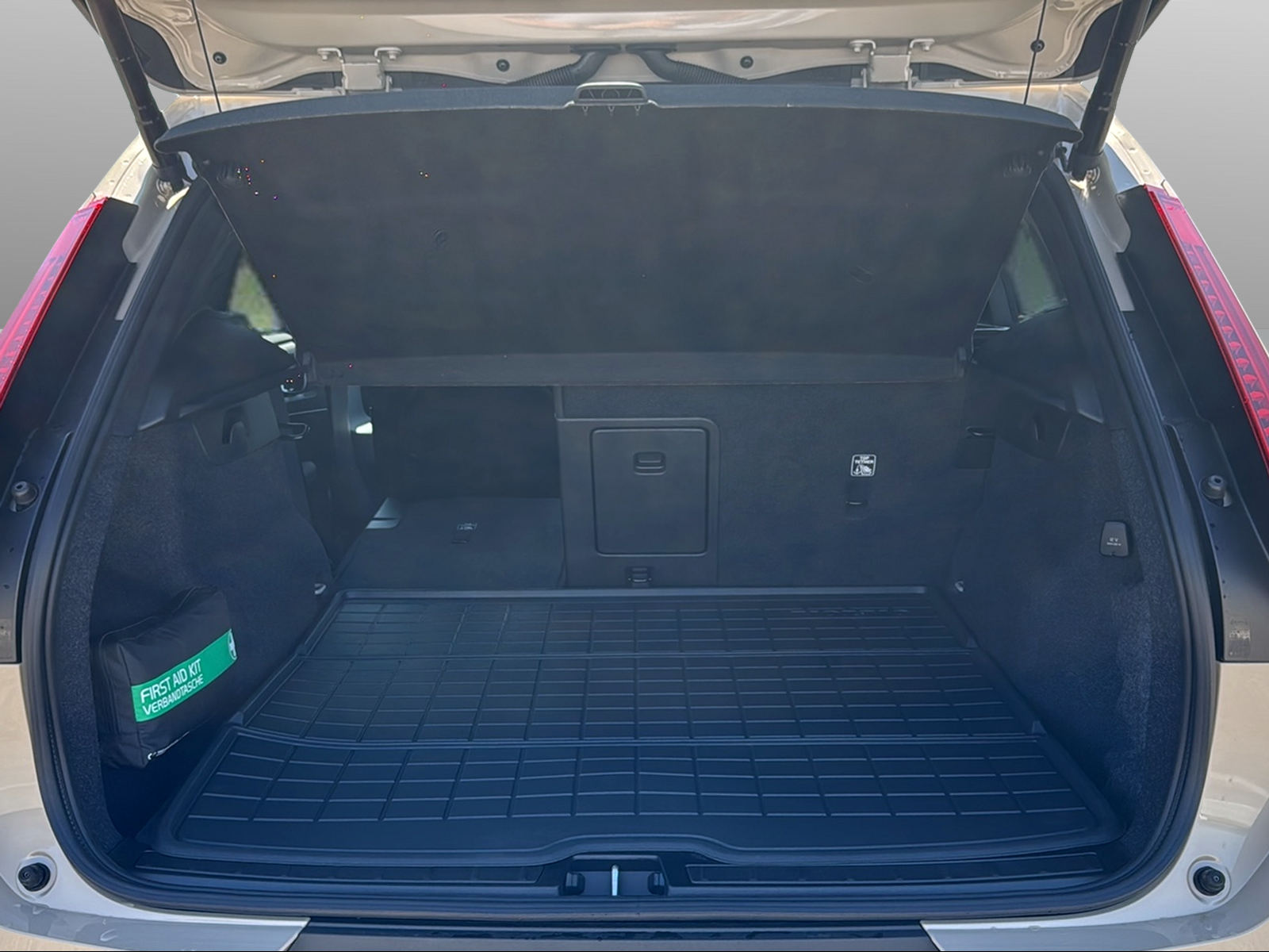 VOLVO XC40 2.0 B3 MH Plus Dark-image-15