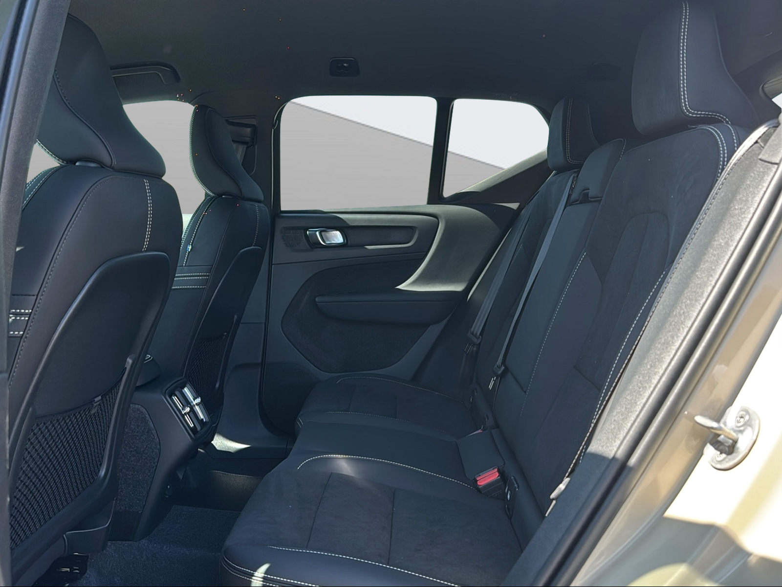 VOLVO XC40 2.0 B3 MH Plus Dark-image-13