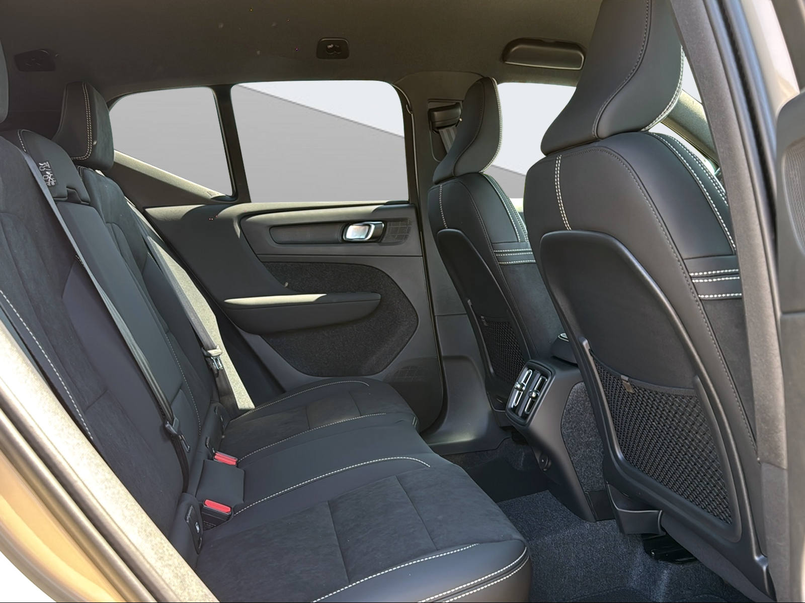 VOLVO XC40 2.0 B3 MH Plus Dark-image-10
