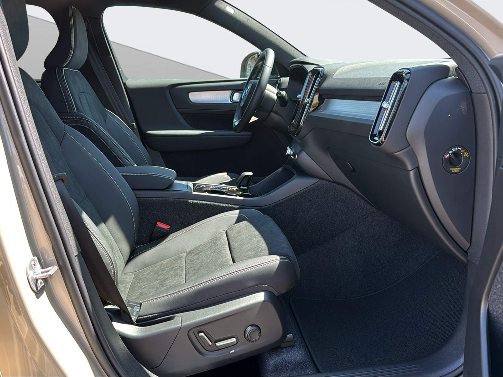VOLVO XC40 2.0 B3 MH Plus Dark-image-14