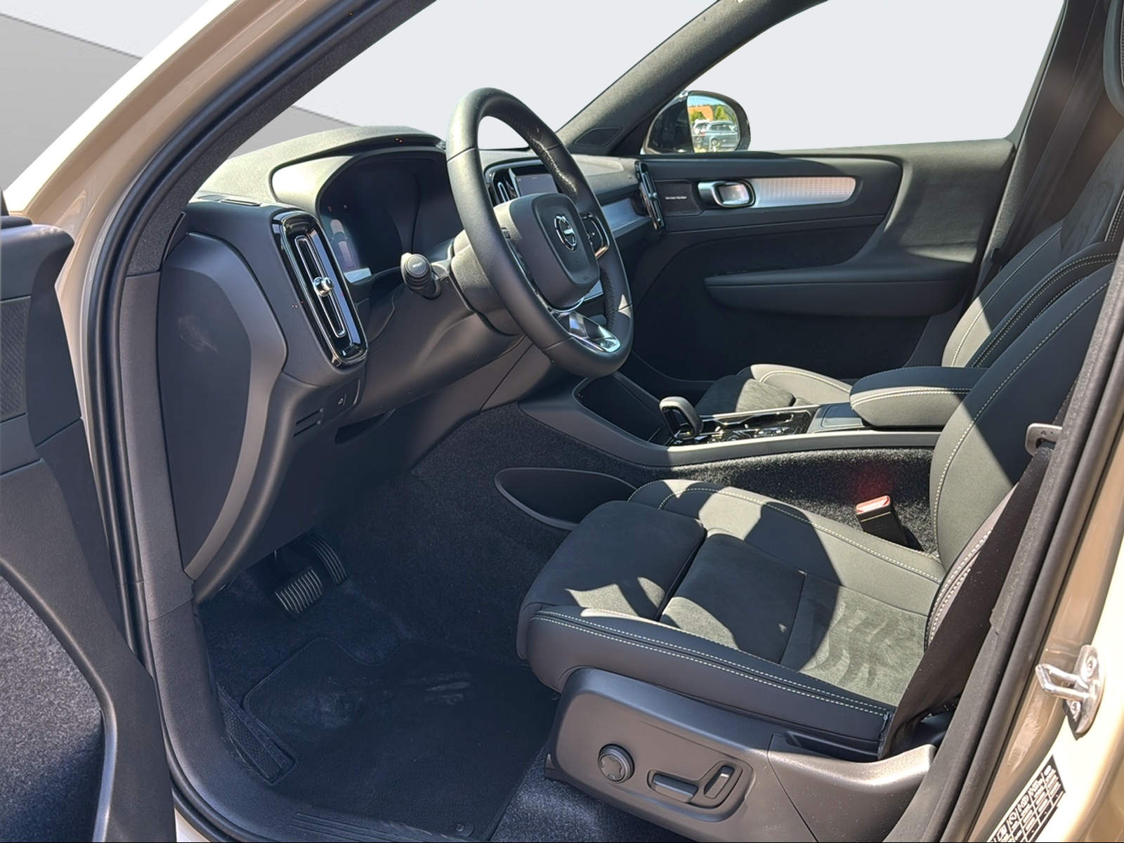 VOLVO XC40 2.0 B3 MH Plus Dark-image-9