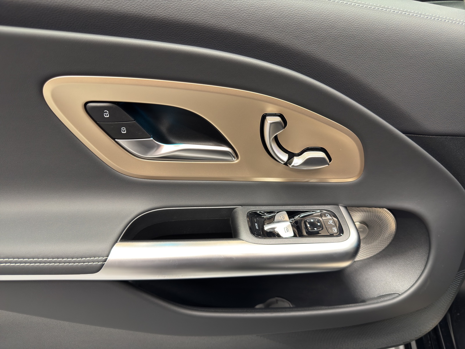 MERCEDES-BENZ CLA 350 4Matic Shooting Brake with EQ Hybrid-image-14