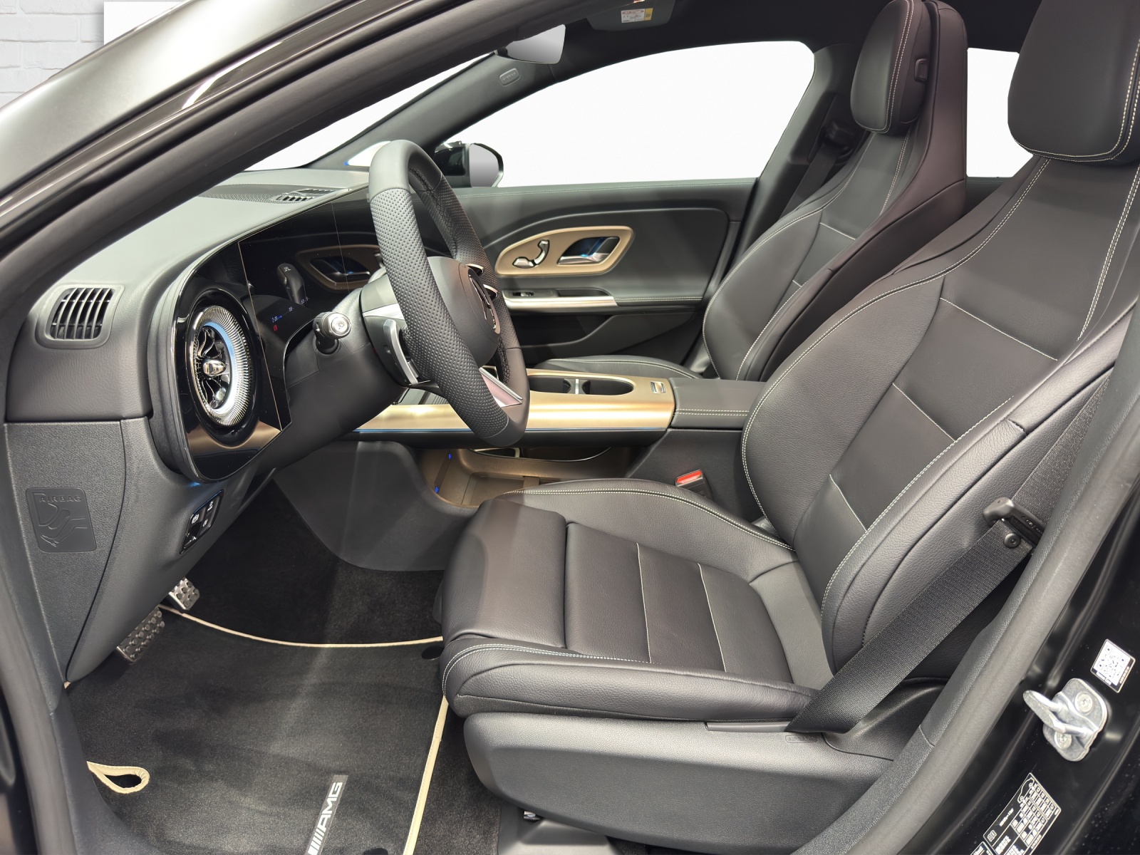 MERCEDES-BENZ CLA 350 4Matic Shooting Brake with EQ Hybrid-image-6
