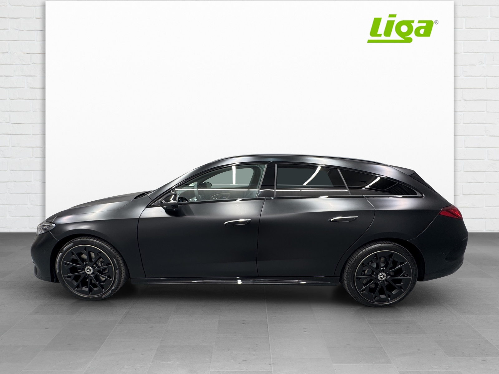 MERCEDES-BENZ CLA 350 4Matic Shooting Brake with EQ Hybrid-showroom-element-2