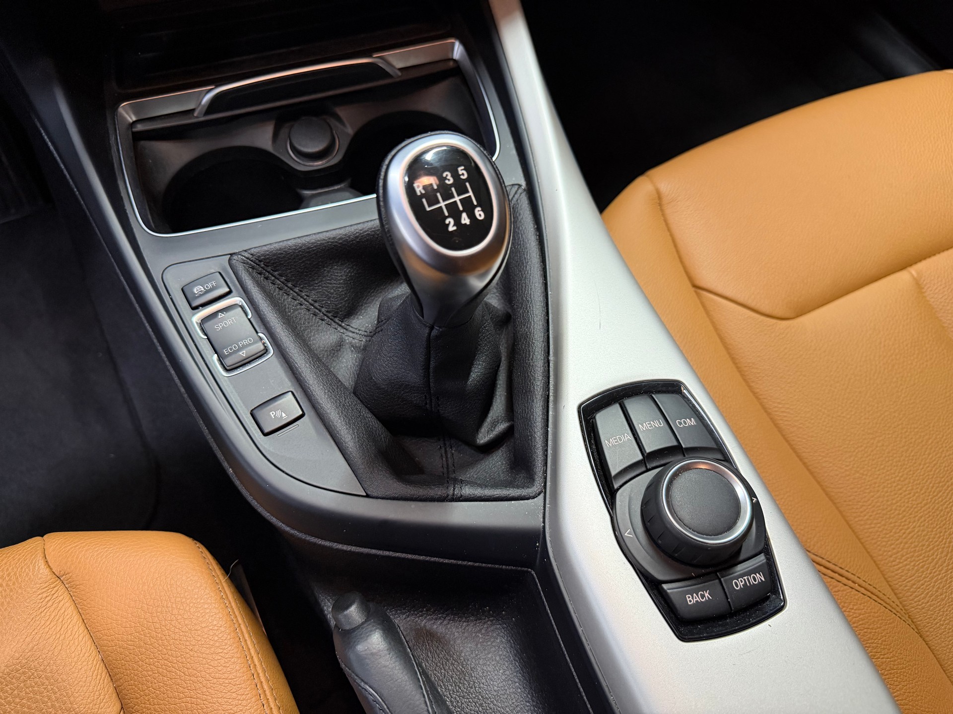 BMW 120i-image-12
