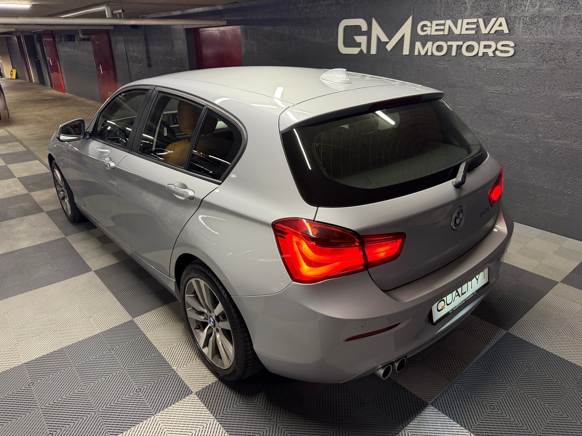 BMW 120i-image-5