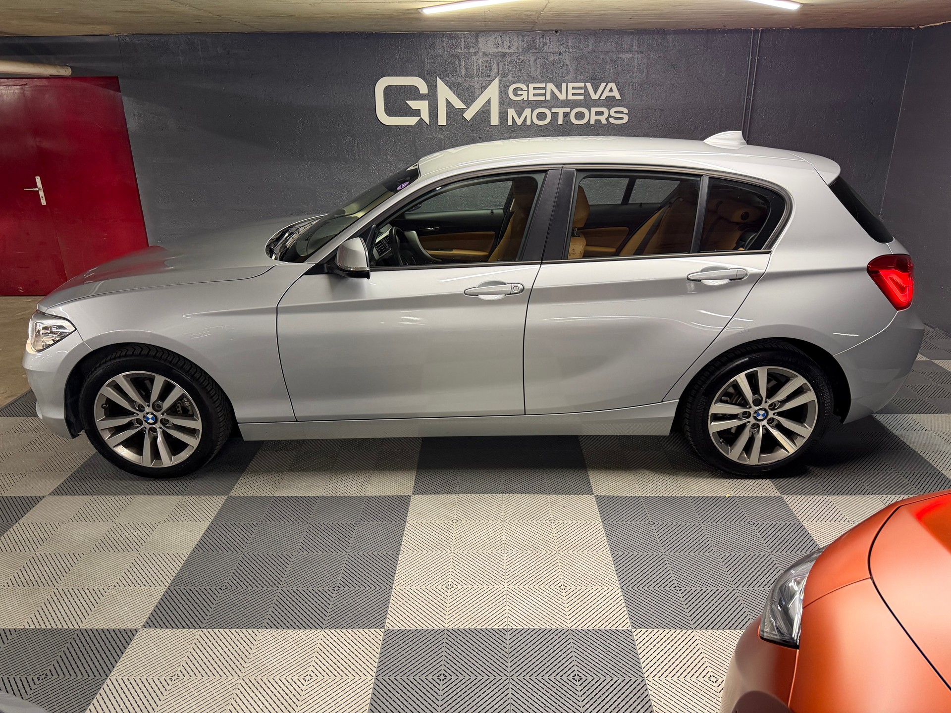 BMW 120i-image-6