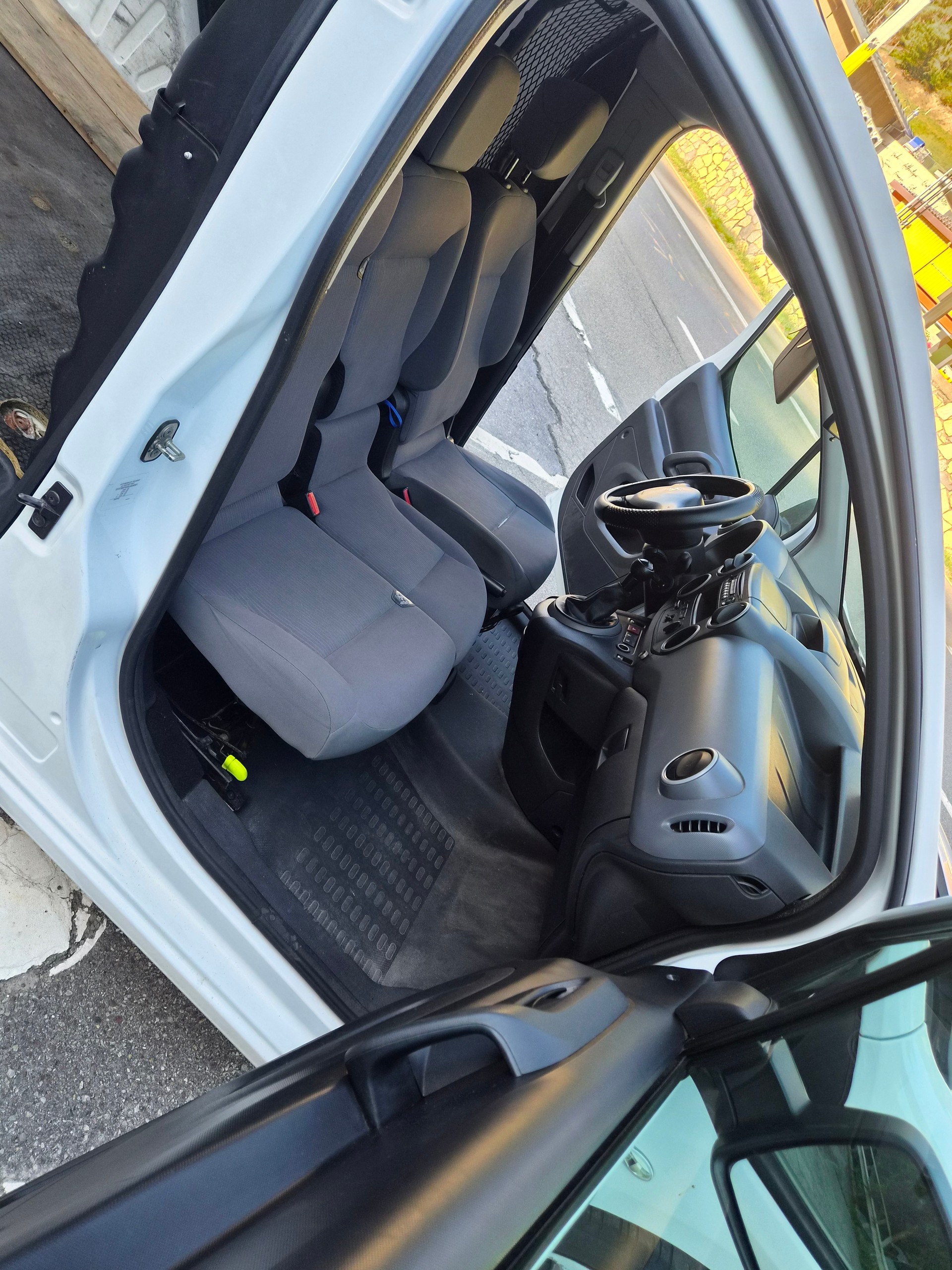 PEUGEOT Partner 1.6 VTi Urban Pack-image-6