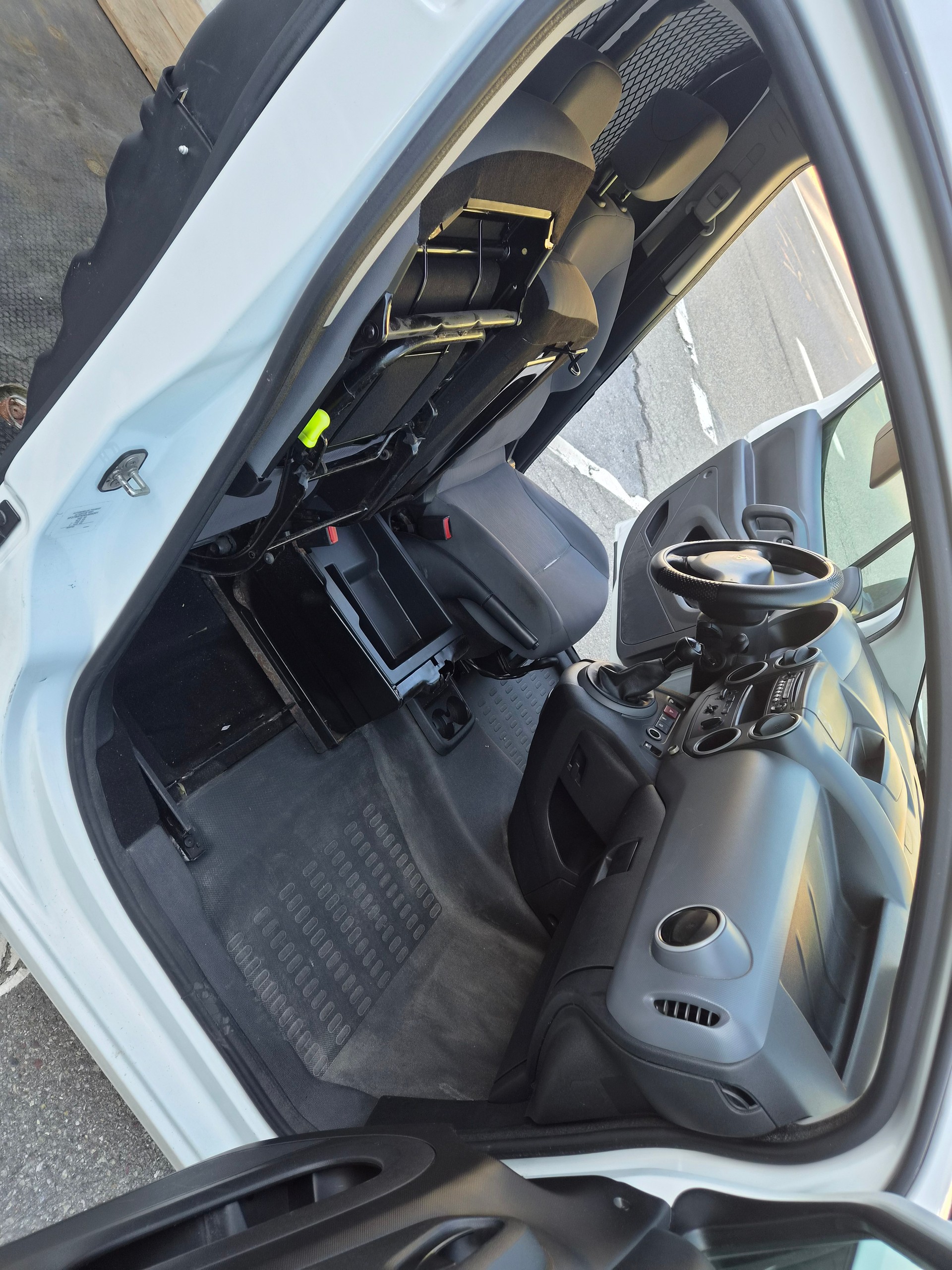 PEUGEOT Partner 1.6 VTi Urban Pack-image-9