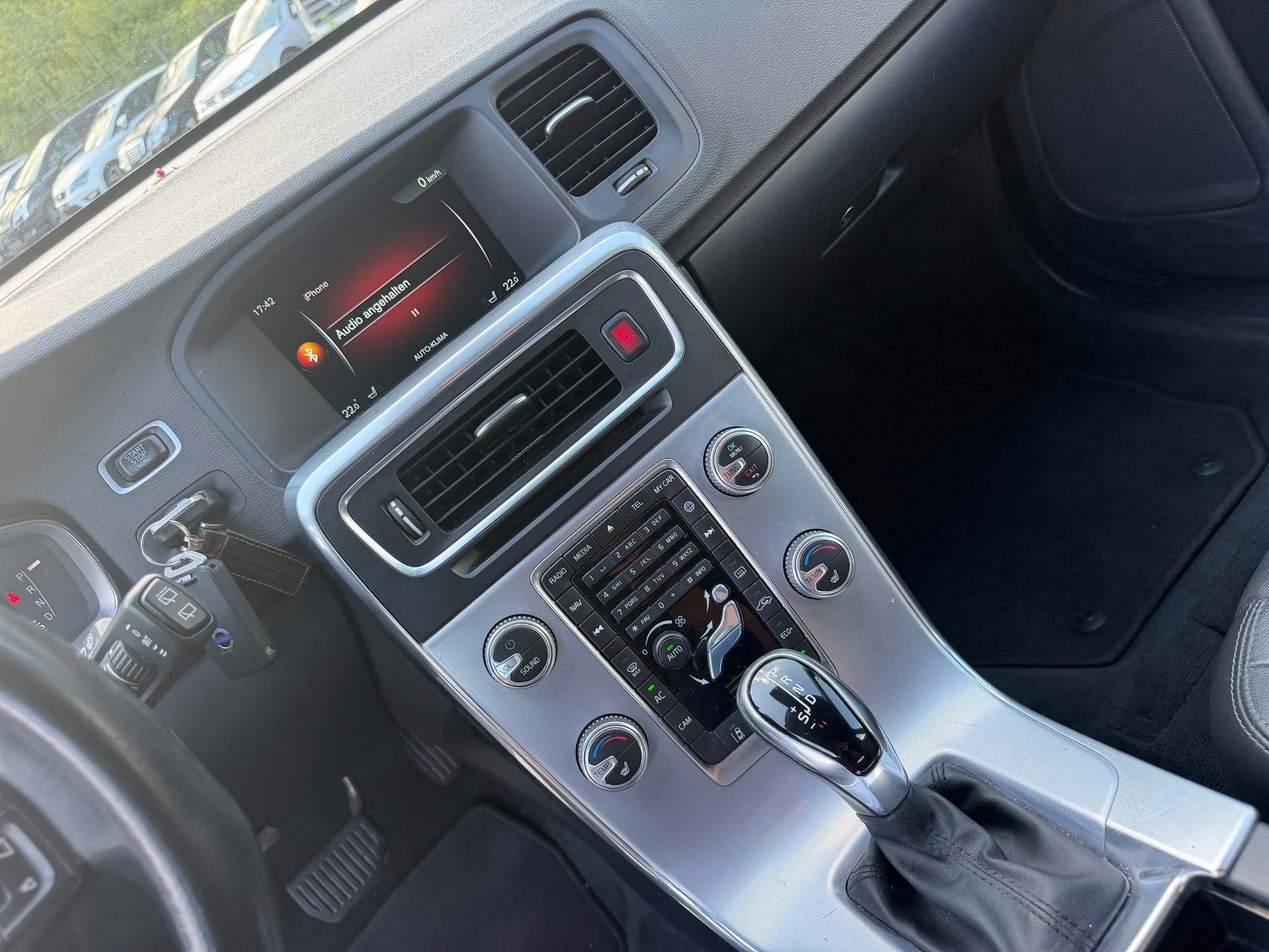 VOLVO V60 D4 Momentum Geartronic-image-8