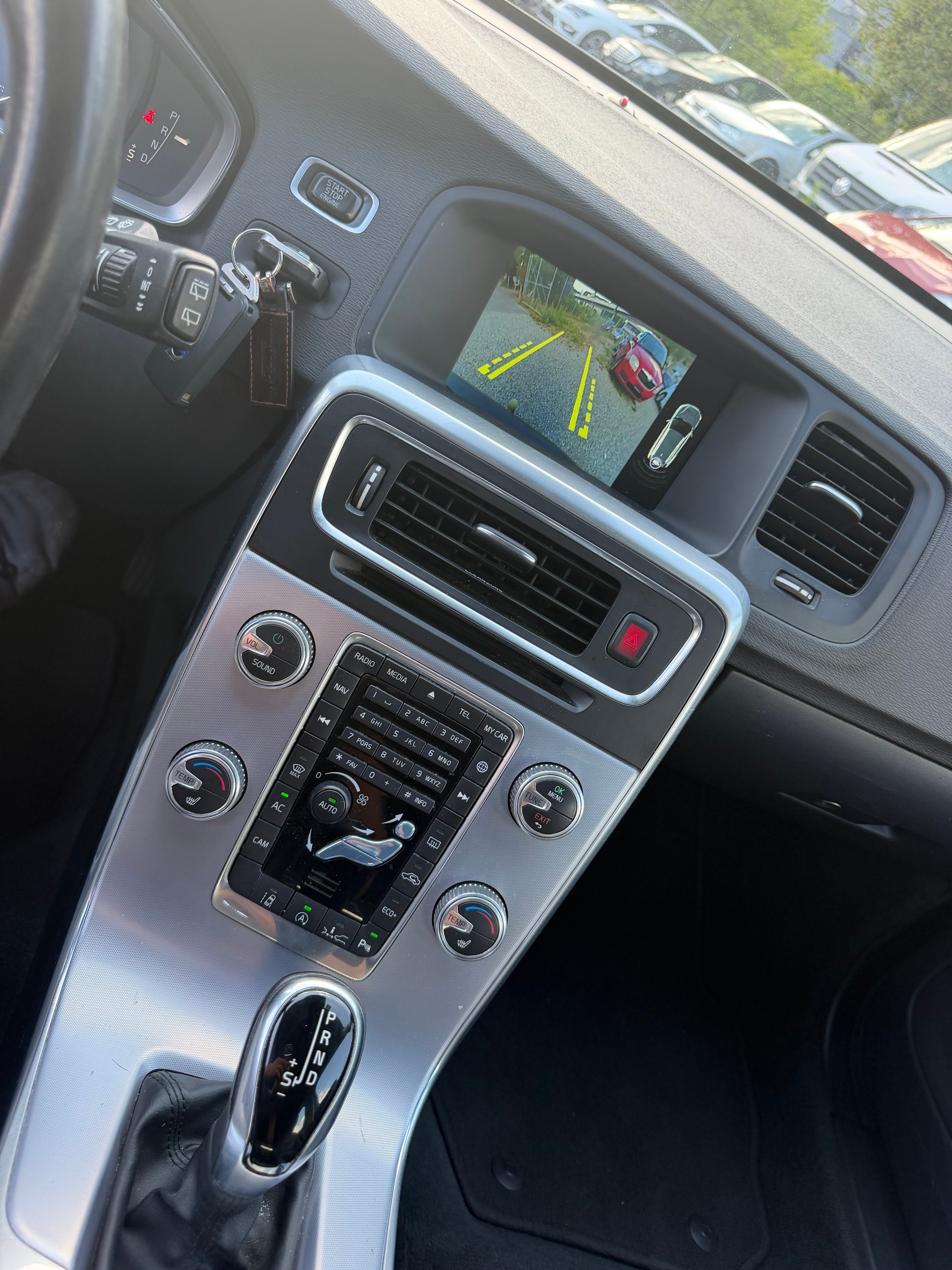 VOLVO V60 D4 Momentum Geartronic-image-9
