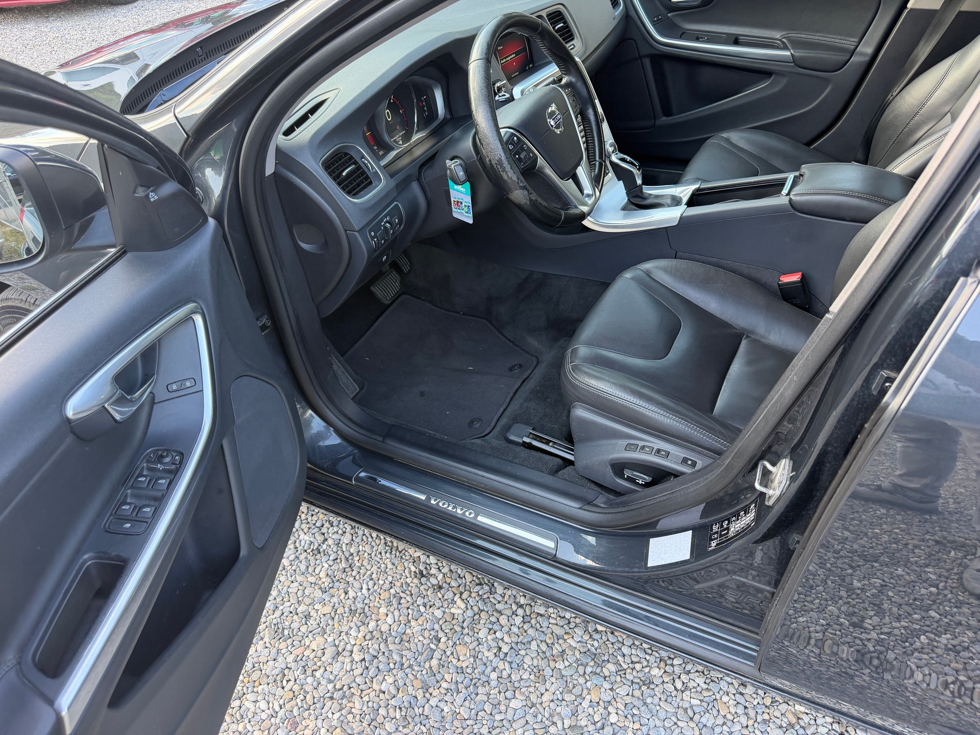 VOLVO V60 D4 Momentum Geartronic-image-7
