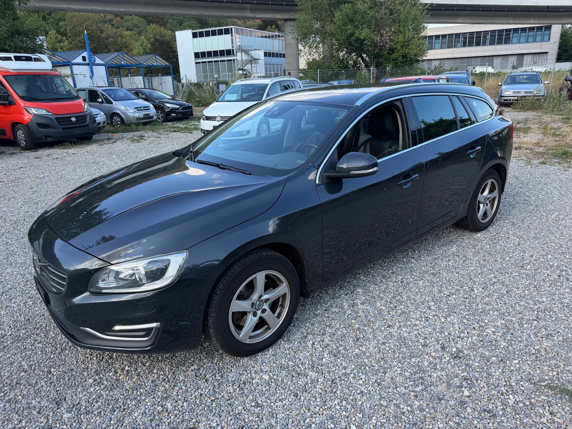 VOLVO V60 D4 Momentum Geartronic-image-1