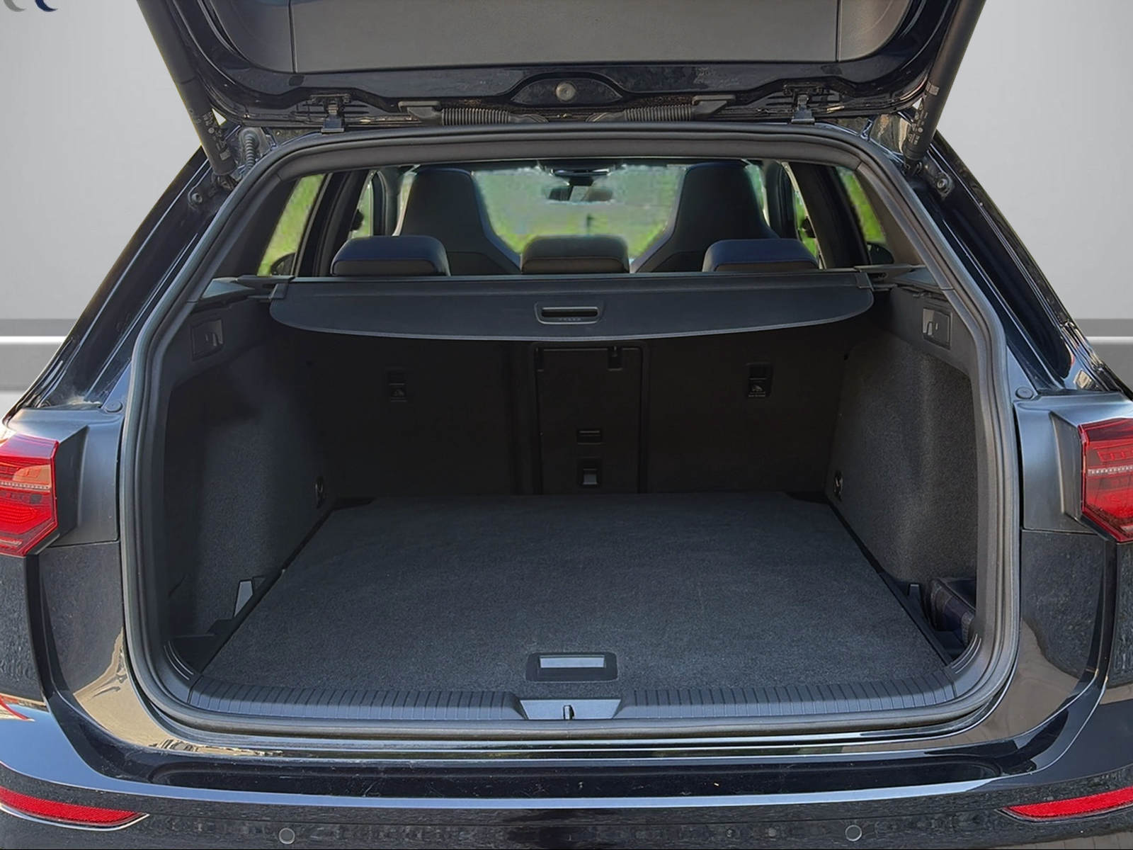 VW Golf Variant 2.0 TSI R DSG 4Motion-image-5