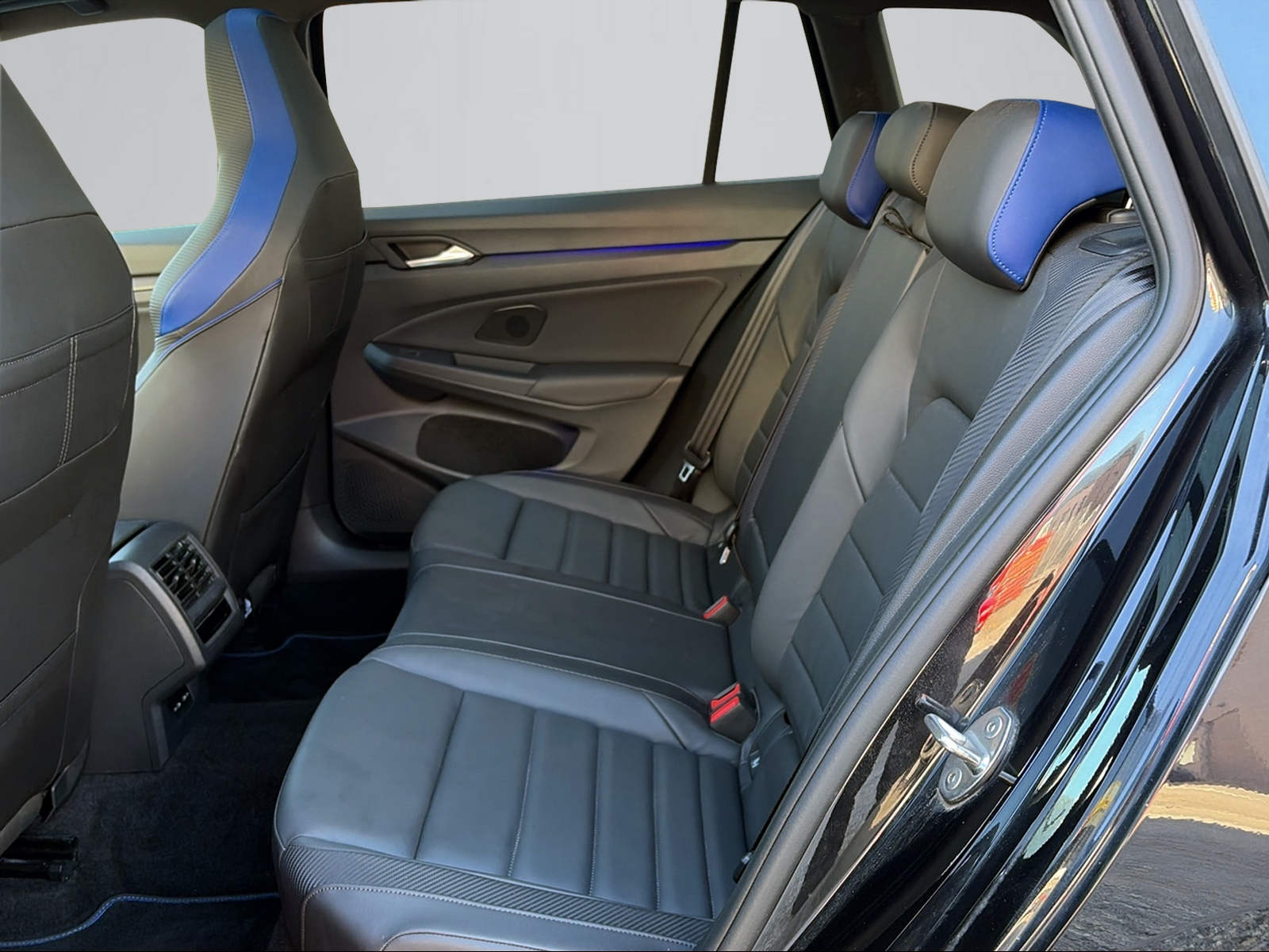 VW Golf Variant 2.0 TSI R DSG 4Motion-image-9