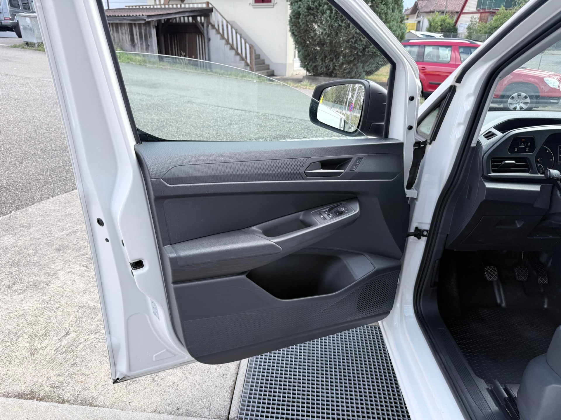 VW Caddy Cargo 2.0TDI Maxi 4Motion-image-11