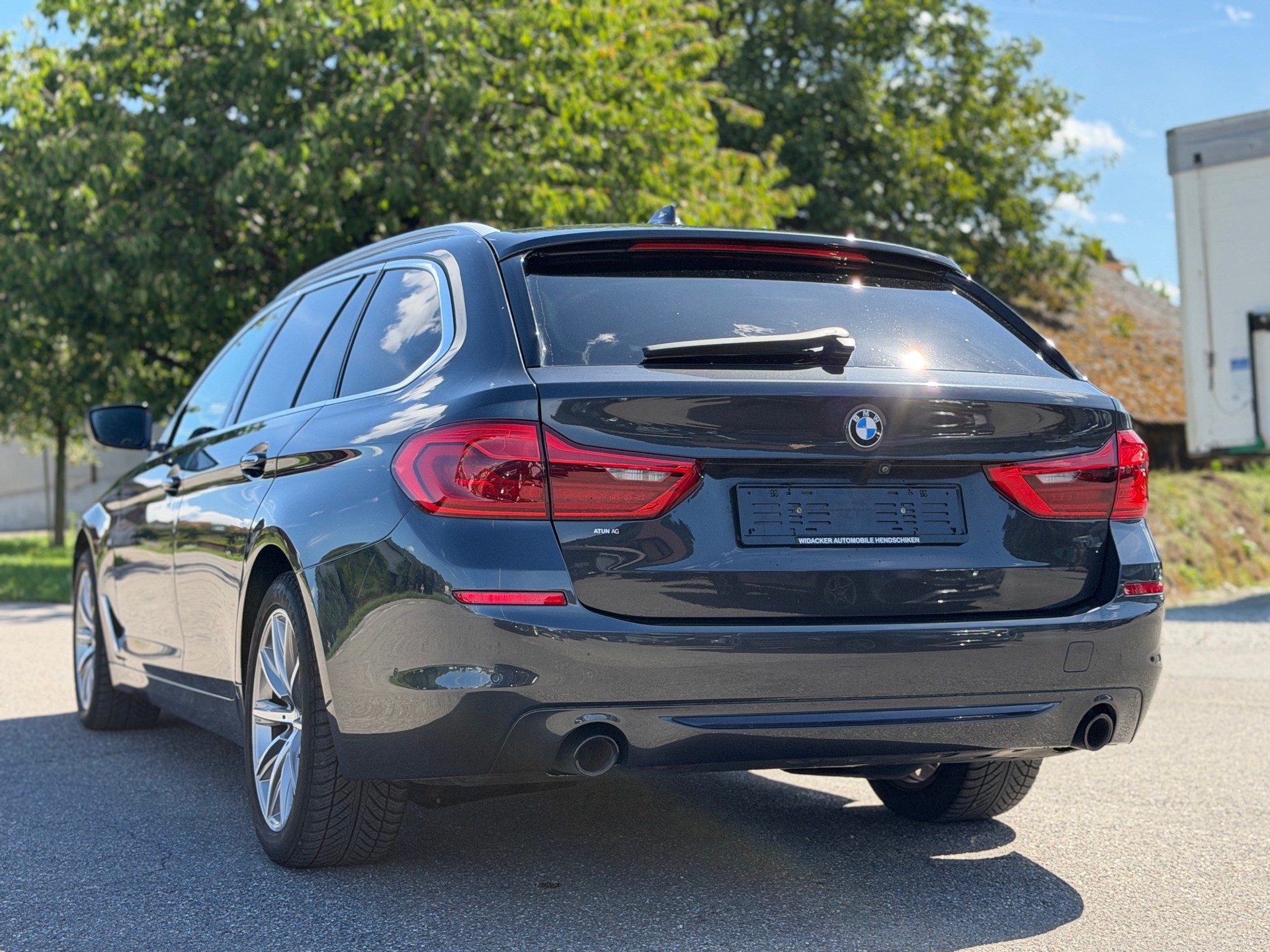 BMW 520d xDrive Touring Luxury Line Steptronic-image-5