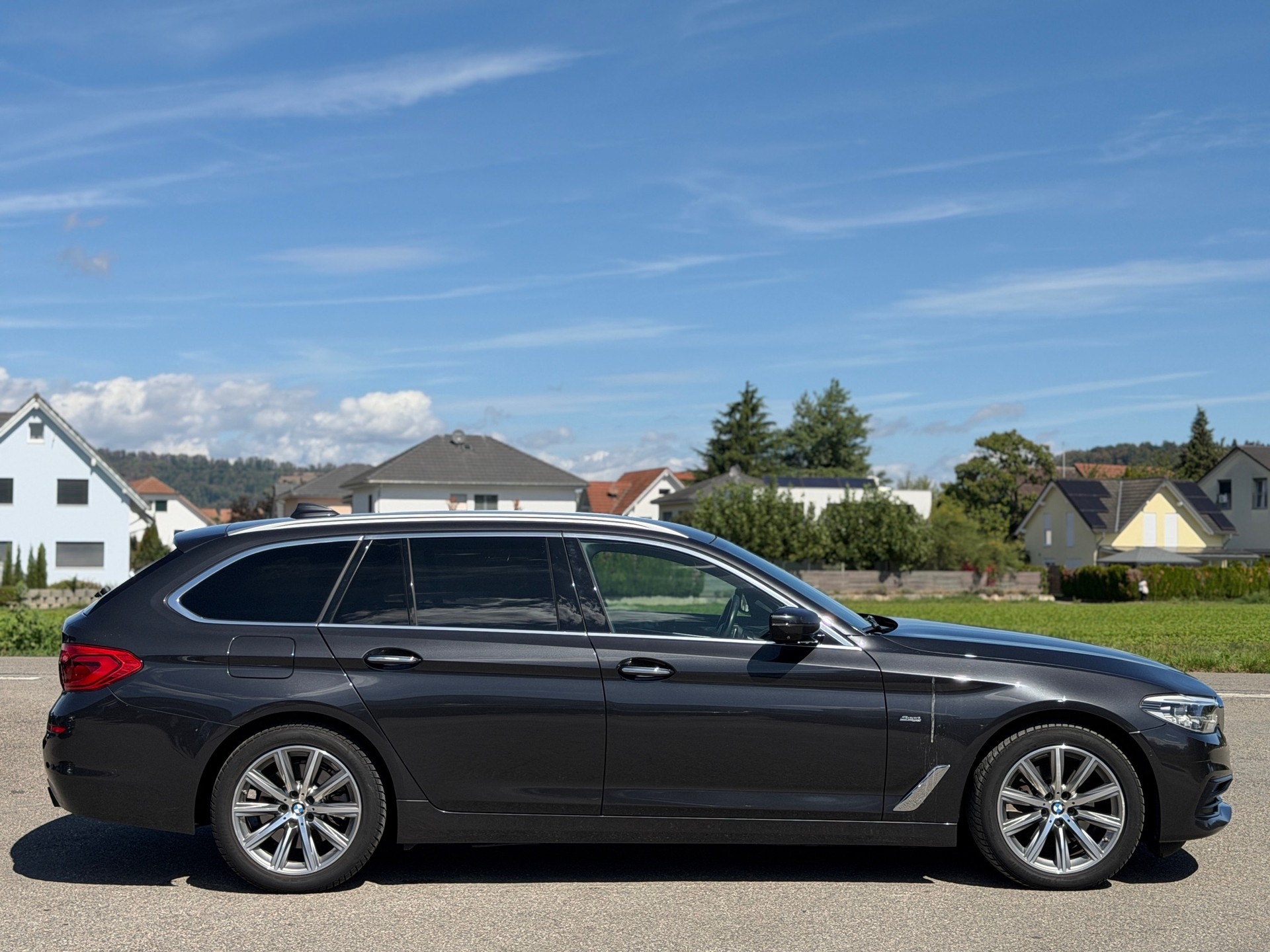 BMW 520d xDrive Touring Luxury Line Steptronic-image-11