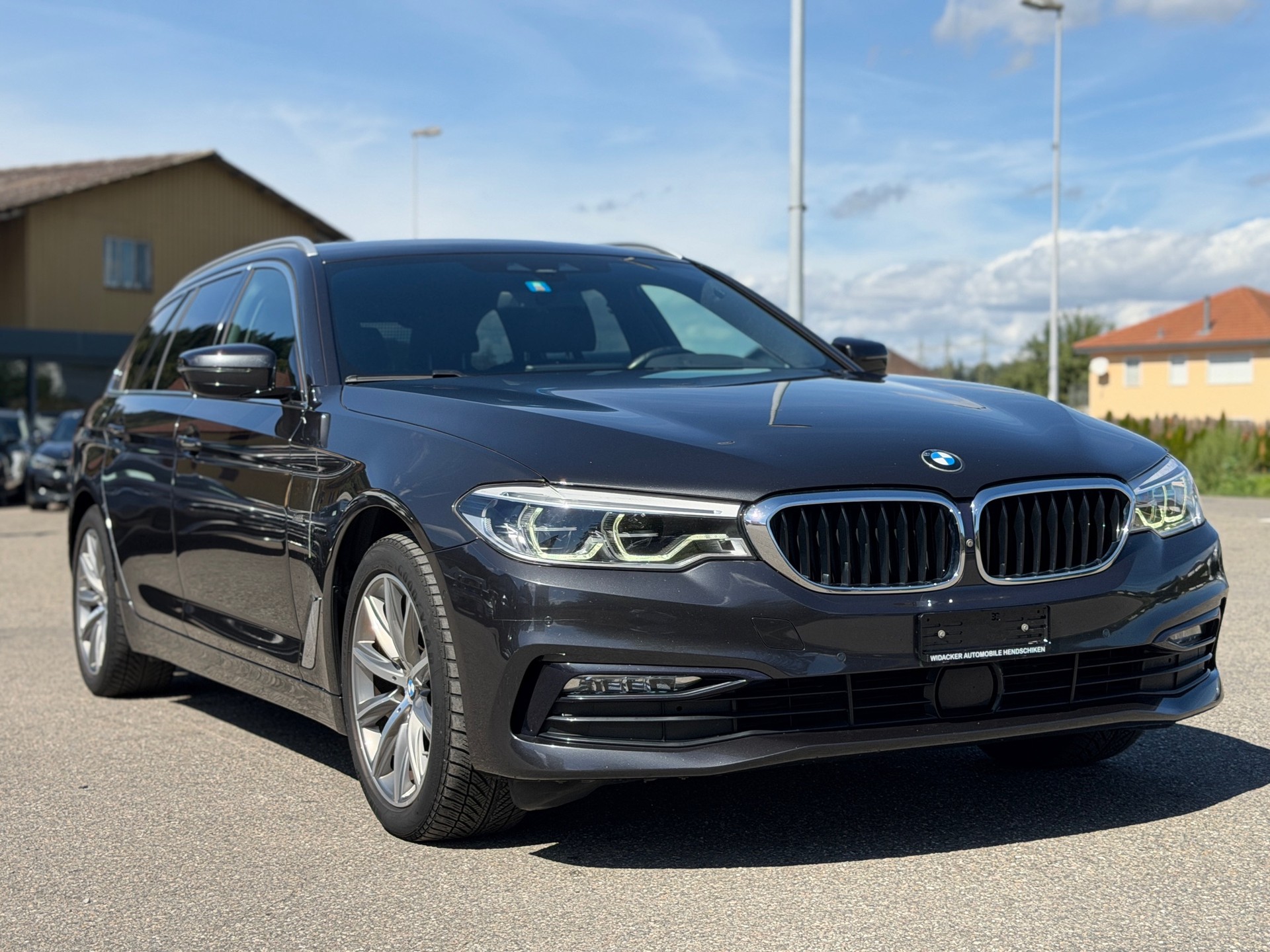 BMW 520d xDrive Touring Luxury Line Steptronic-image-2