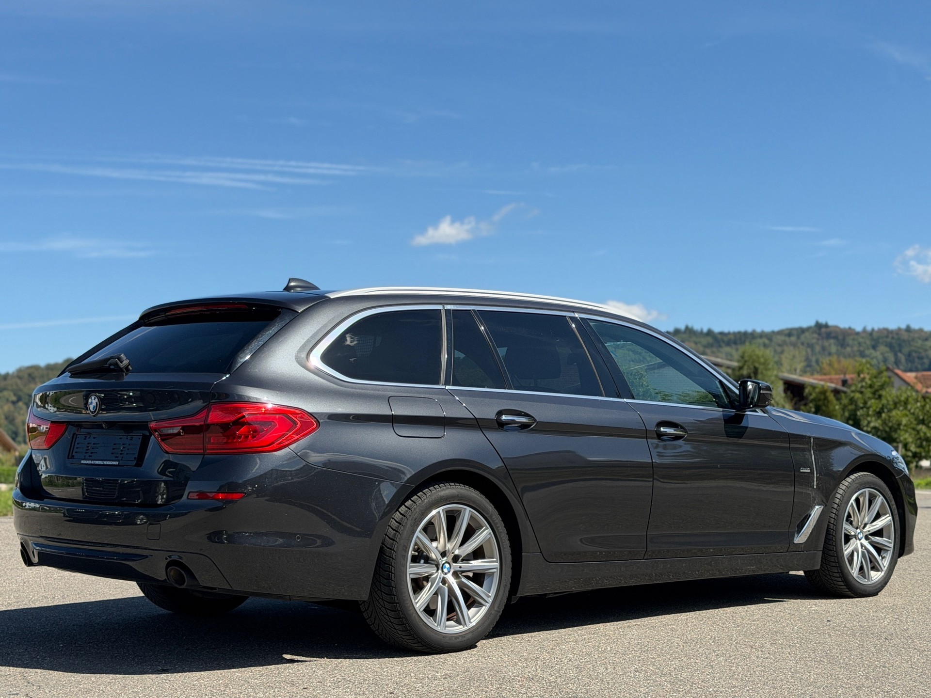 BMW 520d xDrive Touring Luxury Line Steptronic-image-3