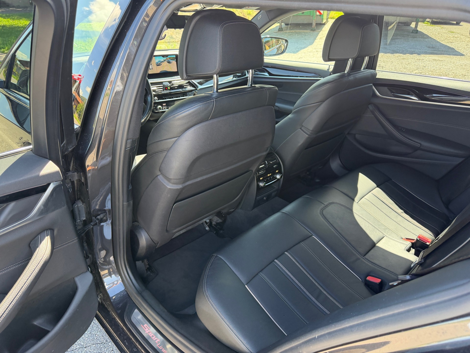 BMW 520d xDrive Touring Luxury Line Steptronic-image-9