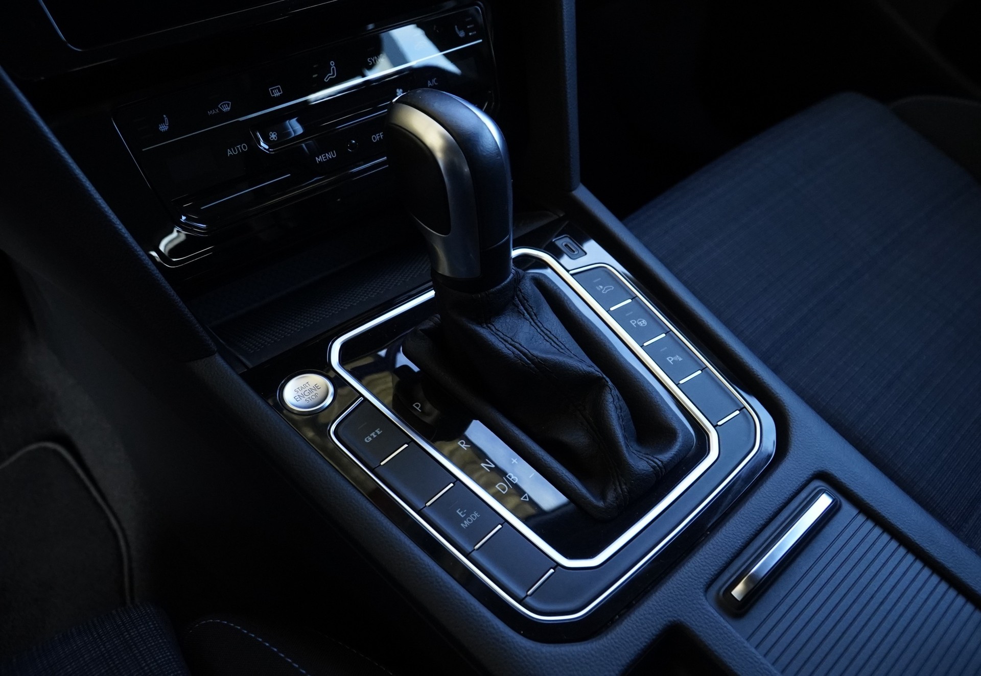VW Passat Variant 1.4 TSI GTE Hybrid DSG *CH Fahrzeug & AHK*-image-9