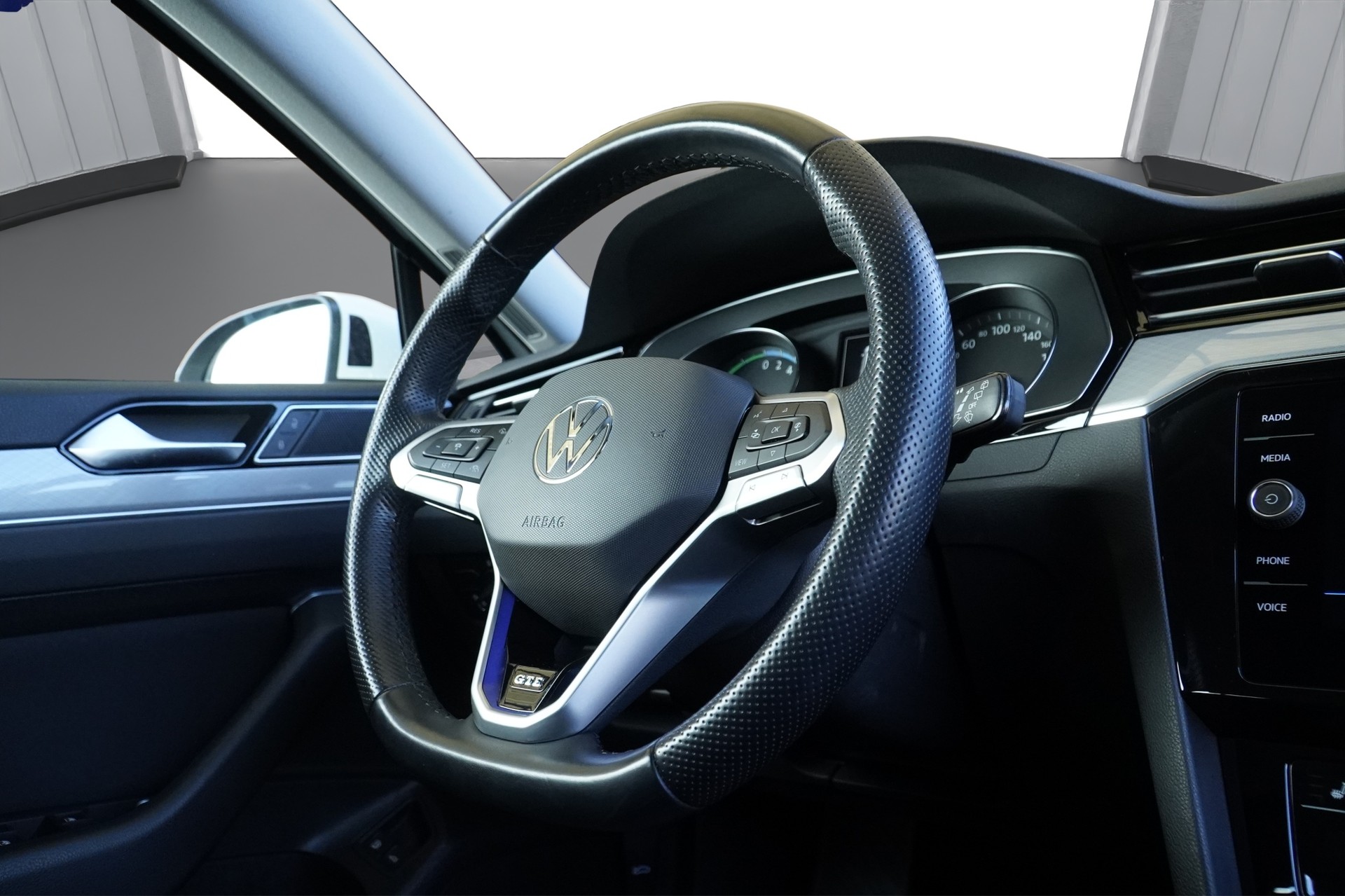 VW Passat Variant 1.4 TSI GTE Hybrid DSG *CH Fahrzeug & AHK*-image-13