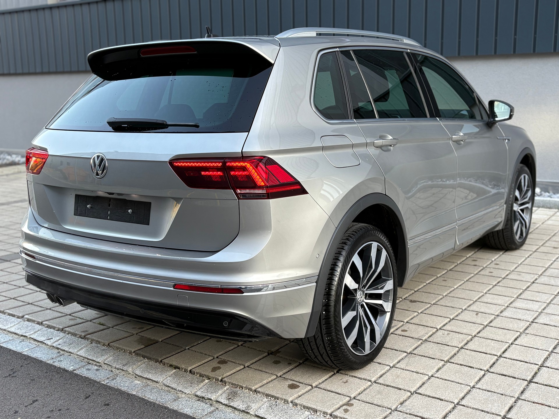 VW Tiguan 2.0TSI R-Line Highline 4Motion DSG frisch ab MFK-image-7