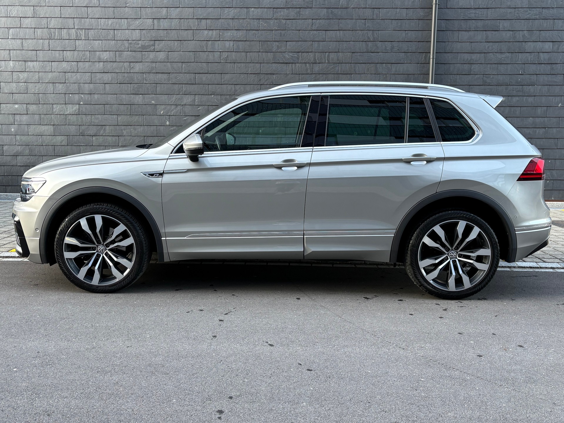 VW Tiguan 2.0TSI R-Line Highline 4Motion DSG frisch ab MFK-image-4