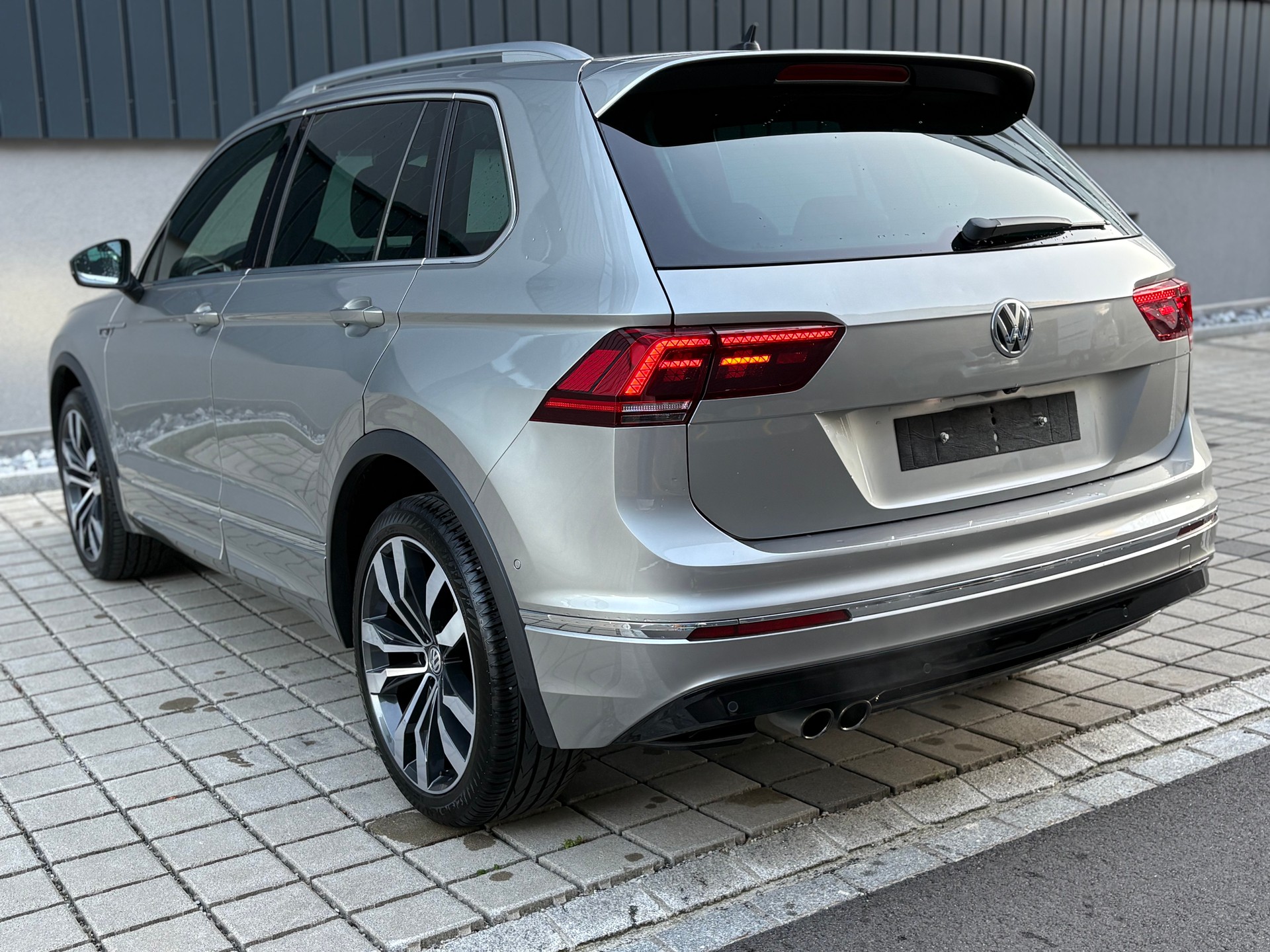 VW Tiguan 2.0TSI R-Line Highline 4Motion DSG frisch ab MFK-image-5
