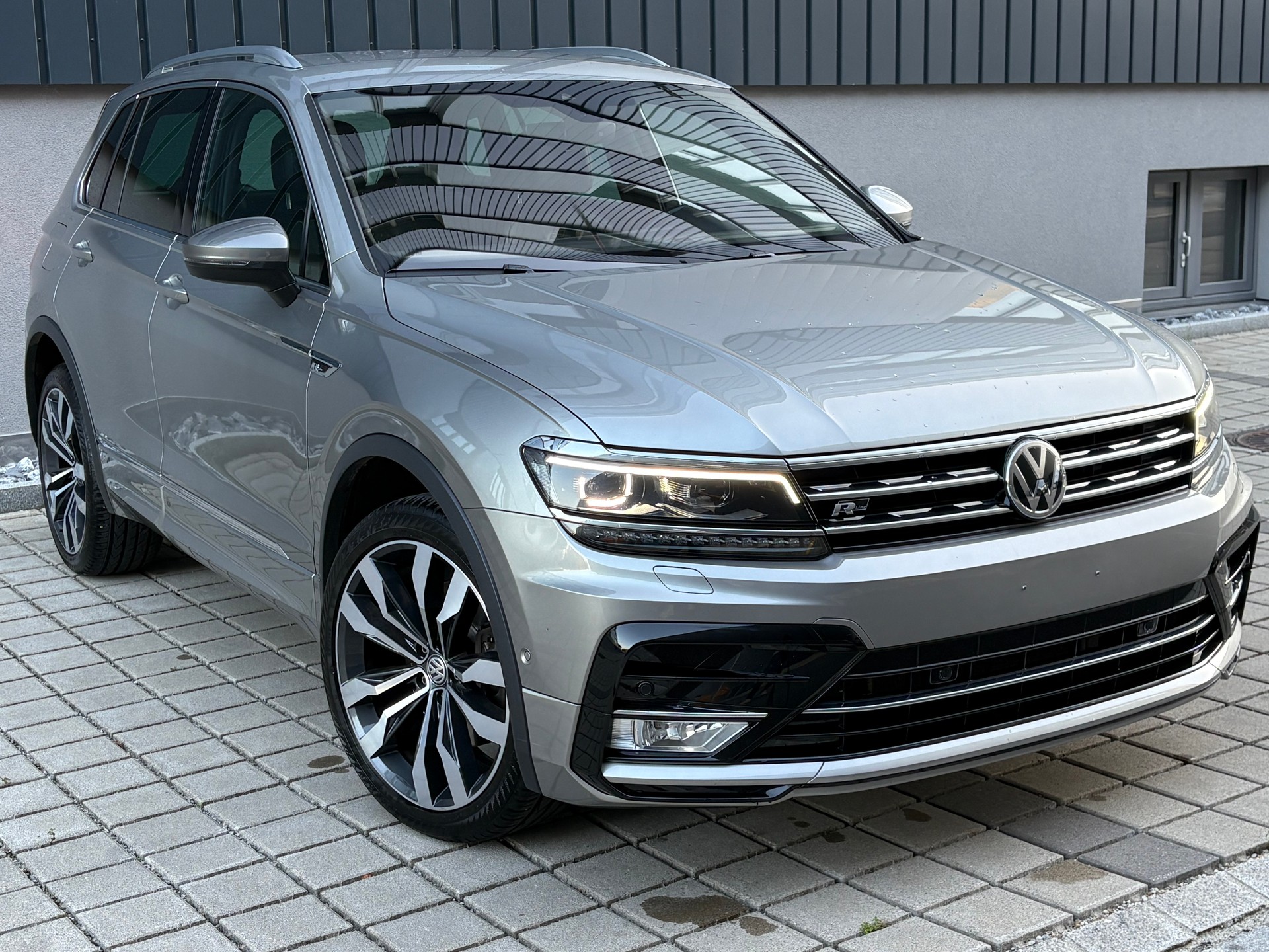 VW Tiguan 2.0TSI R-Line Highline 4Motion DSG frisch ab MFK-image-2