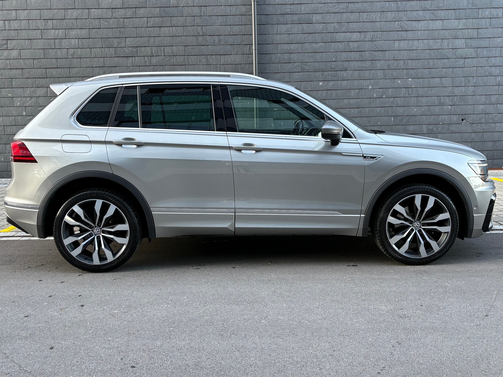 VW Tiguan 2.0TSI R-Line Highline 4Motion DSG frisch ab MFK-image-3