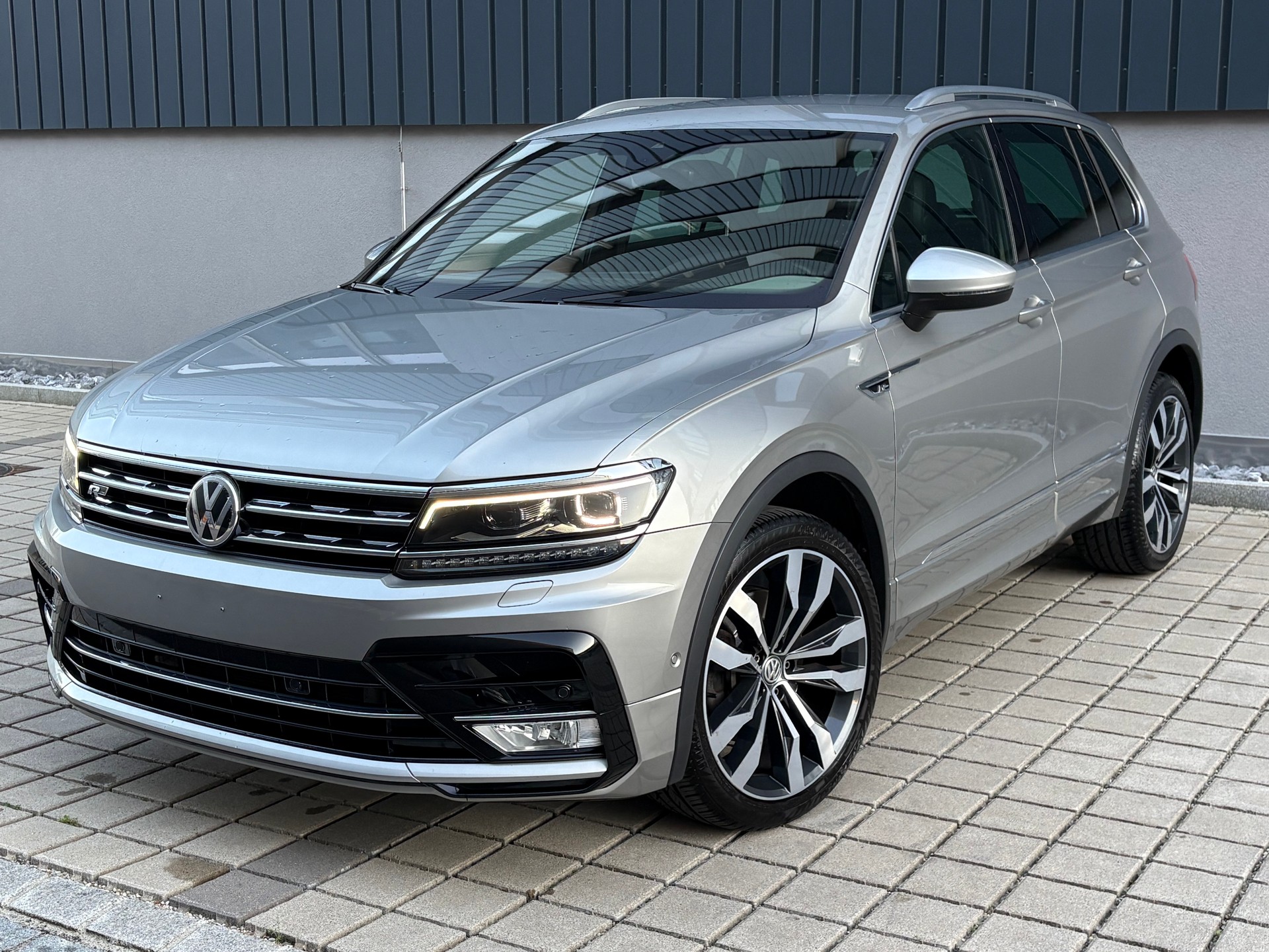 VW Tiguan 2.0TSI R-Line Highline 4Motion DSG frisch ab MFK-image-0