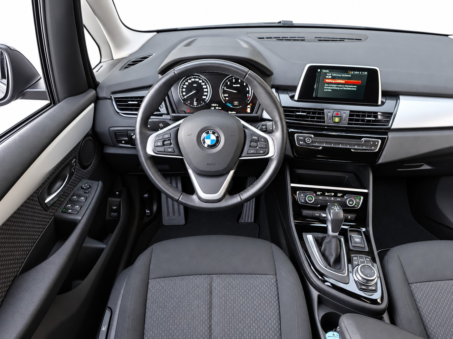 BMW 225xe Active Tourer-image-13