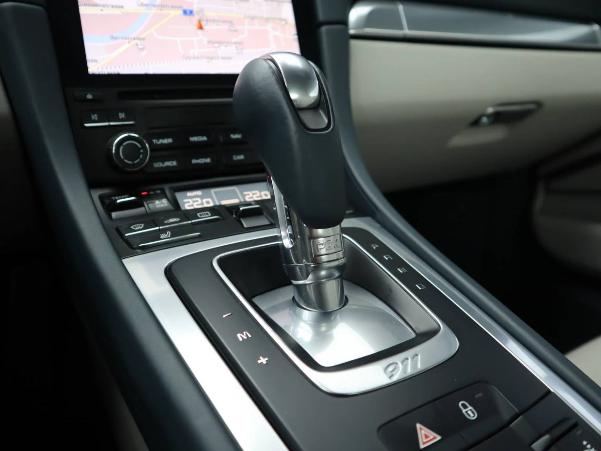 PORSCHE 911 Carrera-image-13
