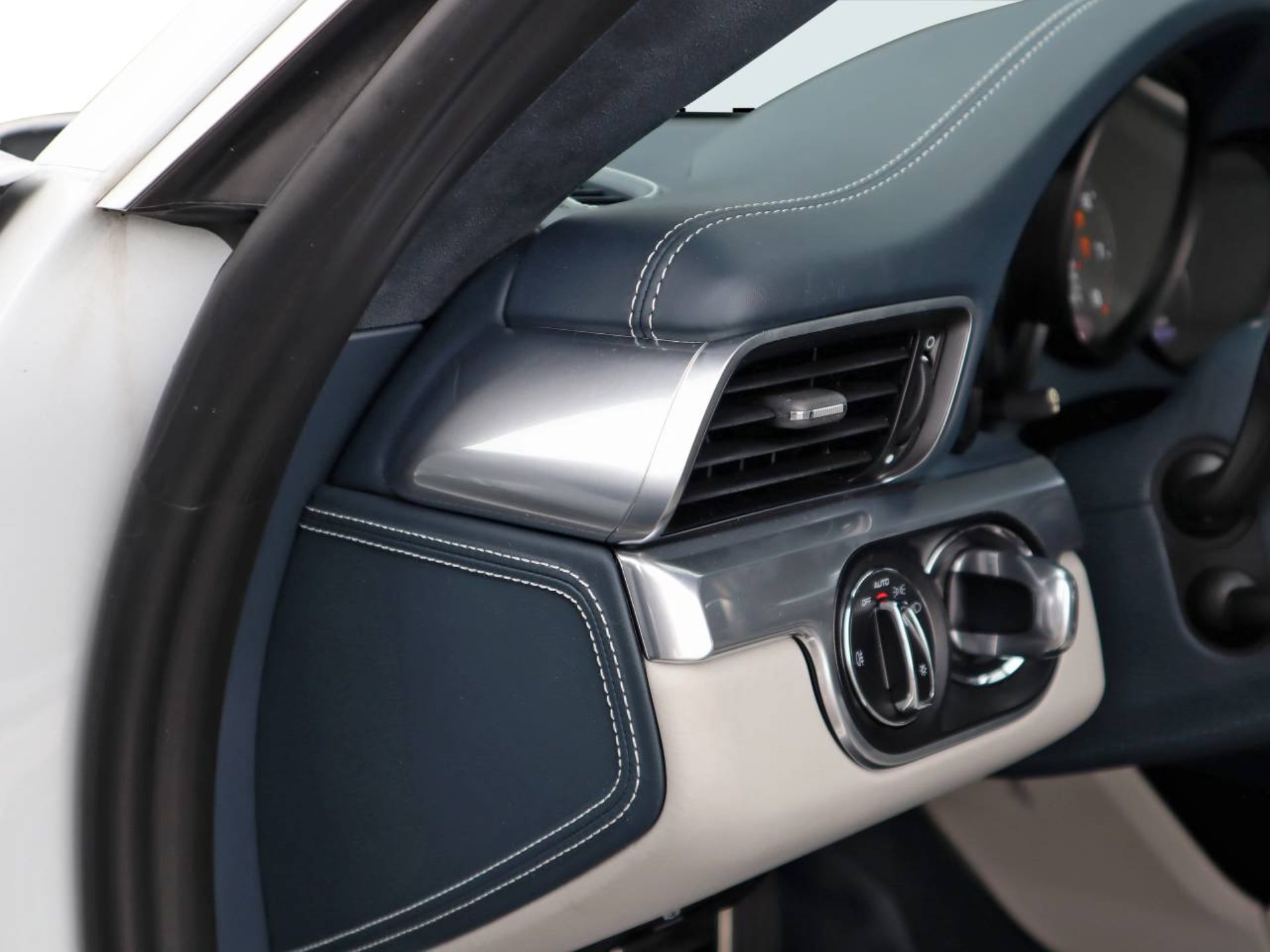 PORSCHE 911 Carrera-image-15